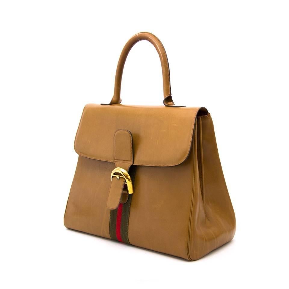 Delvaux Brillant Original GM Caramel
Stunning Delvaux Brillant Original.
Busy days or relaxing days are much more fashionable with this bag.
Rare red and green fabric stripe detail with golden hardware.