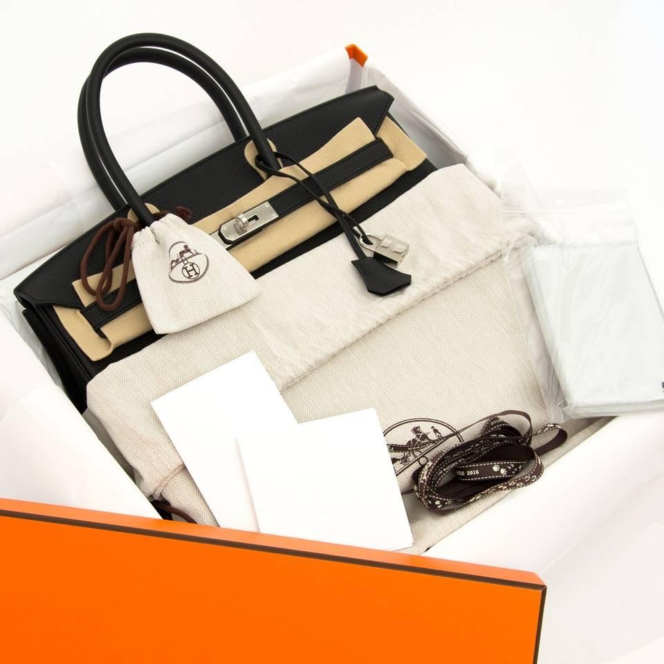 Skip the waitinglist, Brand new Hermès Birkin bag made out of black Togo leather. The contrasting paladium hardware gives the bag an effortless timeless chic character.
Togo leather is an incredibly popular leather for one simple reason: it is