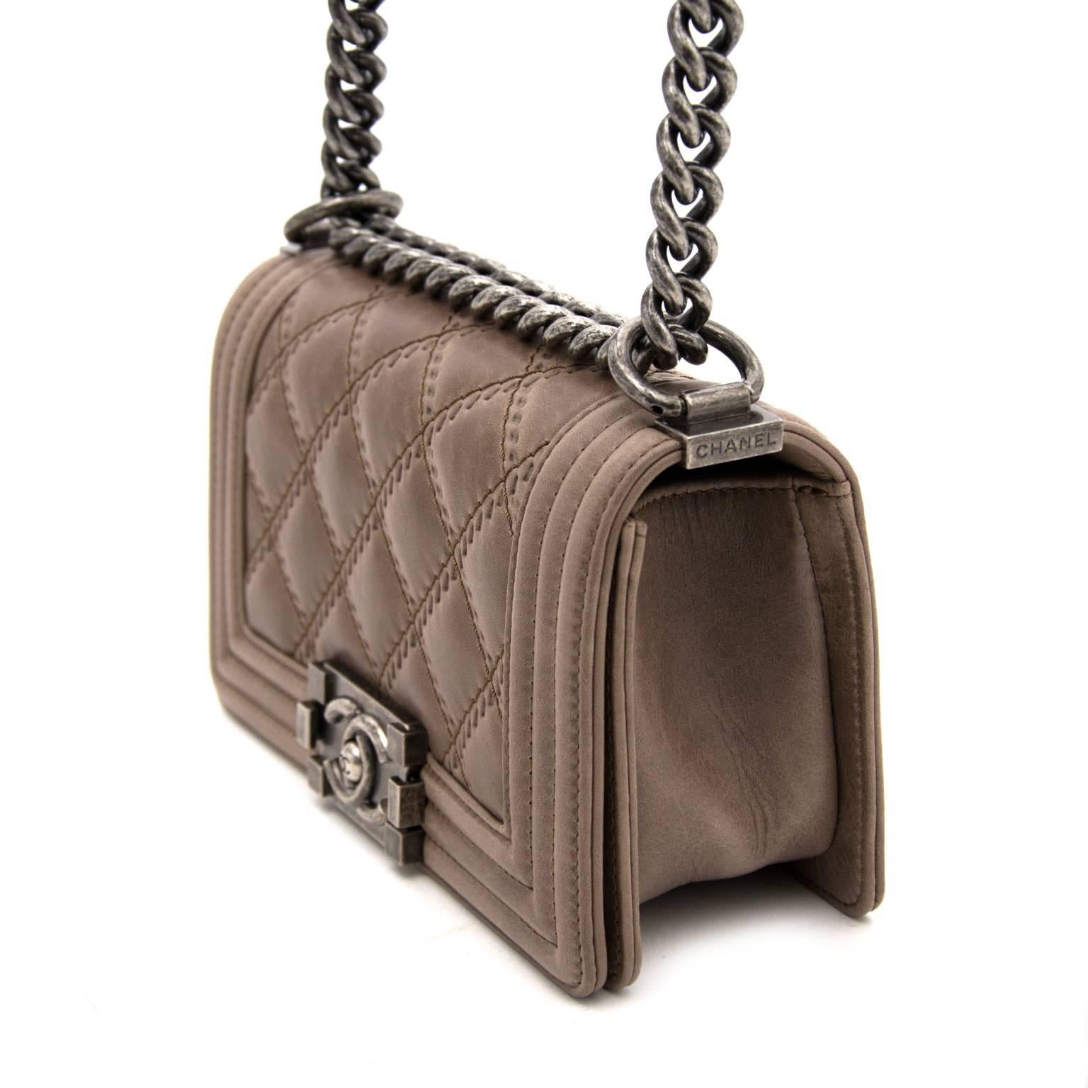 The Chanel Boy bag is one of Chanel’s most sought-after bags. This taupe calfs leather suits every outfit.
Its structured lines and brushed silver hardware have made the Chanel Boy bag forever recognizable.
Comes with dustbag