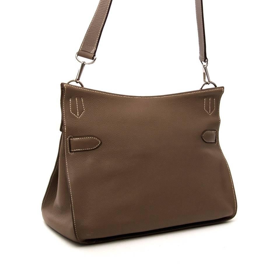 Hermès Taupe Jypsiere 34 Bag
Luxurious unisex shoulder bag by Hermès.
The bag is made of flax taupe clemence leather in the large 34 size.
Very practical adjustable strap and shoulder pad for comfort.
The front flap closure with swivel clasp
