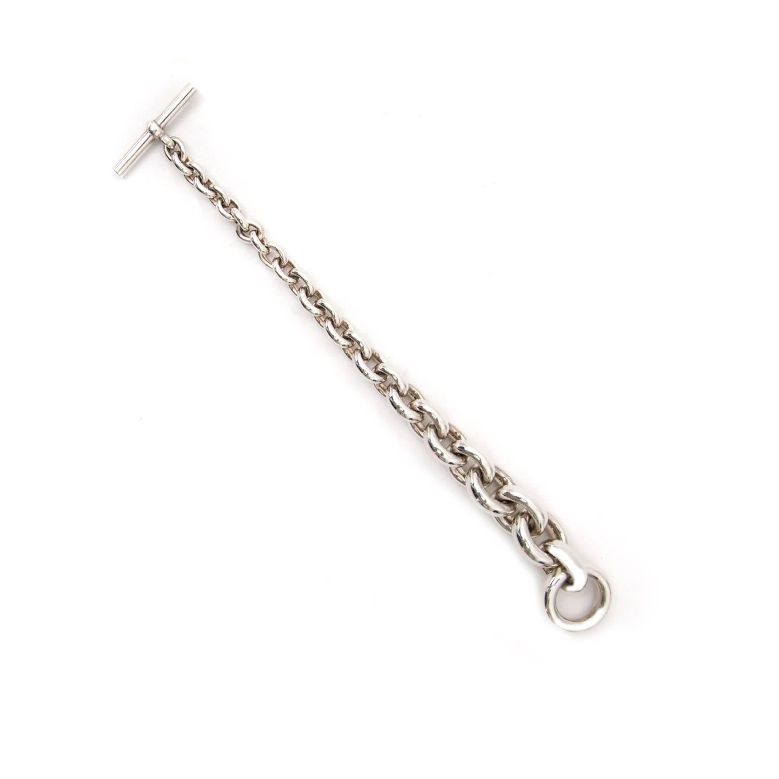 This Bracelet by Hermès features a chunky chain link design. 

The high polished links are connected with a toggle clasp.