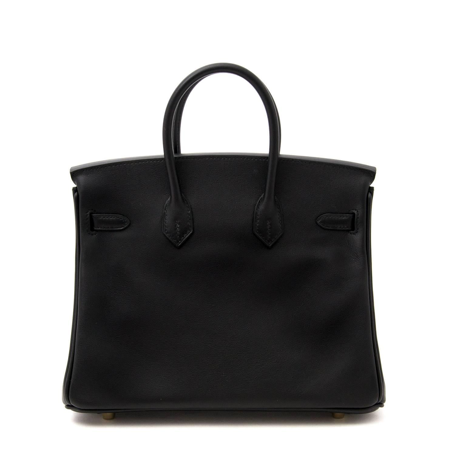 Brand New Hermès Birkin 25cm Black Swift GHW.

Brand new/storefresh birkin bag made out of swift leather .
Hermès swift leather is known  for it's fine grain that is amazingly soft to touch, but is also a luminous type of leather.

Its