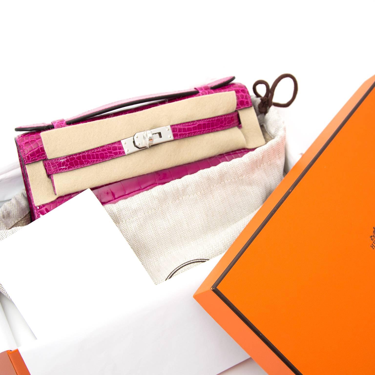 Rare brand new Hermes Kelly Pochette Rose SheheRazade Croco Alligator .
Searching for an iconic Kelly in a clutch version? Meet this exquisite Hermès Kelly Cut Pochette.
This perfect day and night piece is made out of crcoo alligator  accentuated