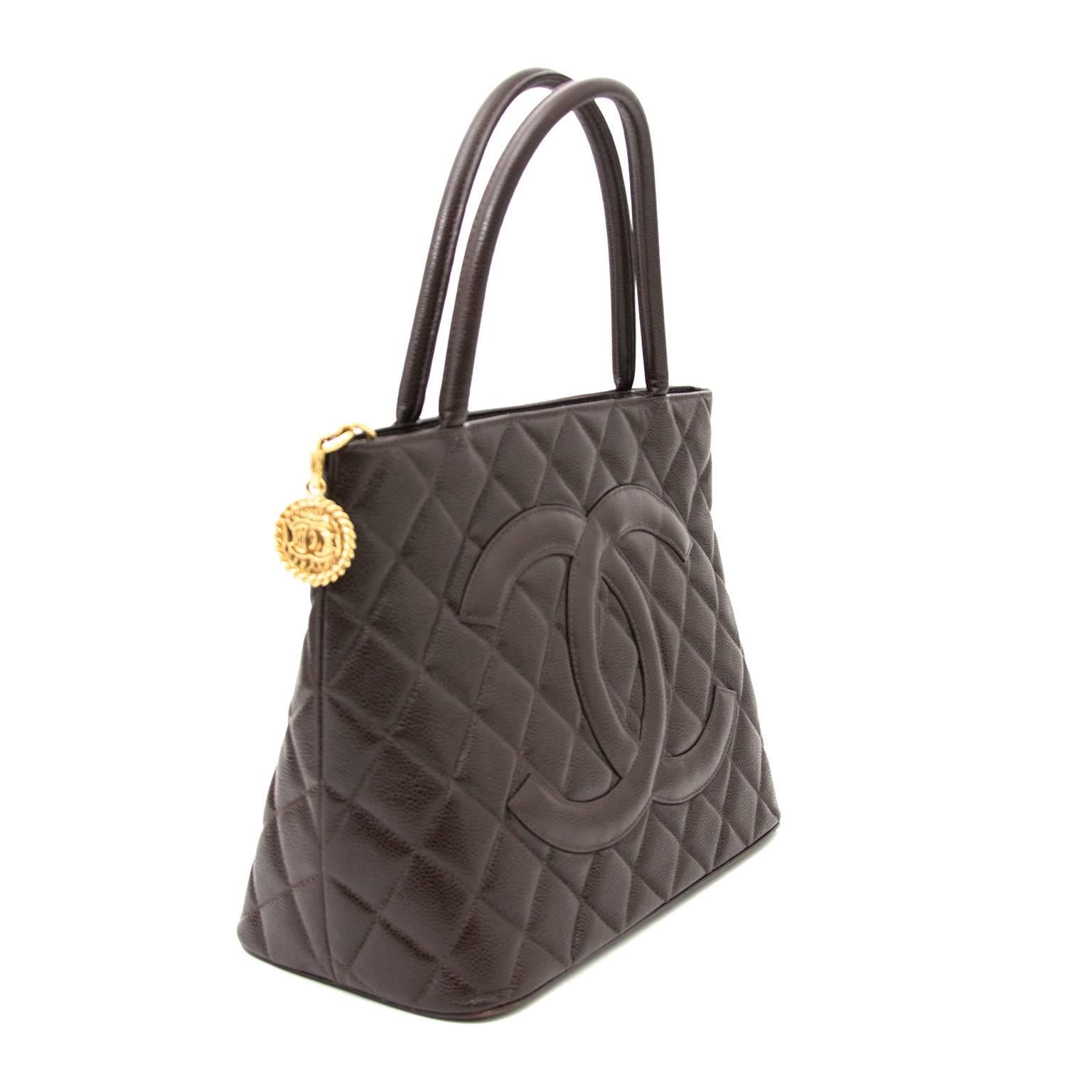 The caviar leather is soft and supple to the touch with a beautiful sheen. The gold tone CC medaillon logo zipper pull shows no signs of scratching/wear.  Handles stand upright.  The zipper closture opens to a wide interior with one zipper and one