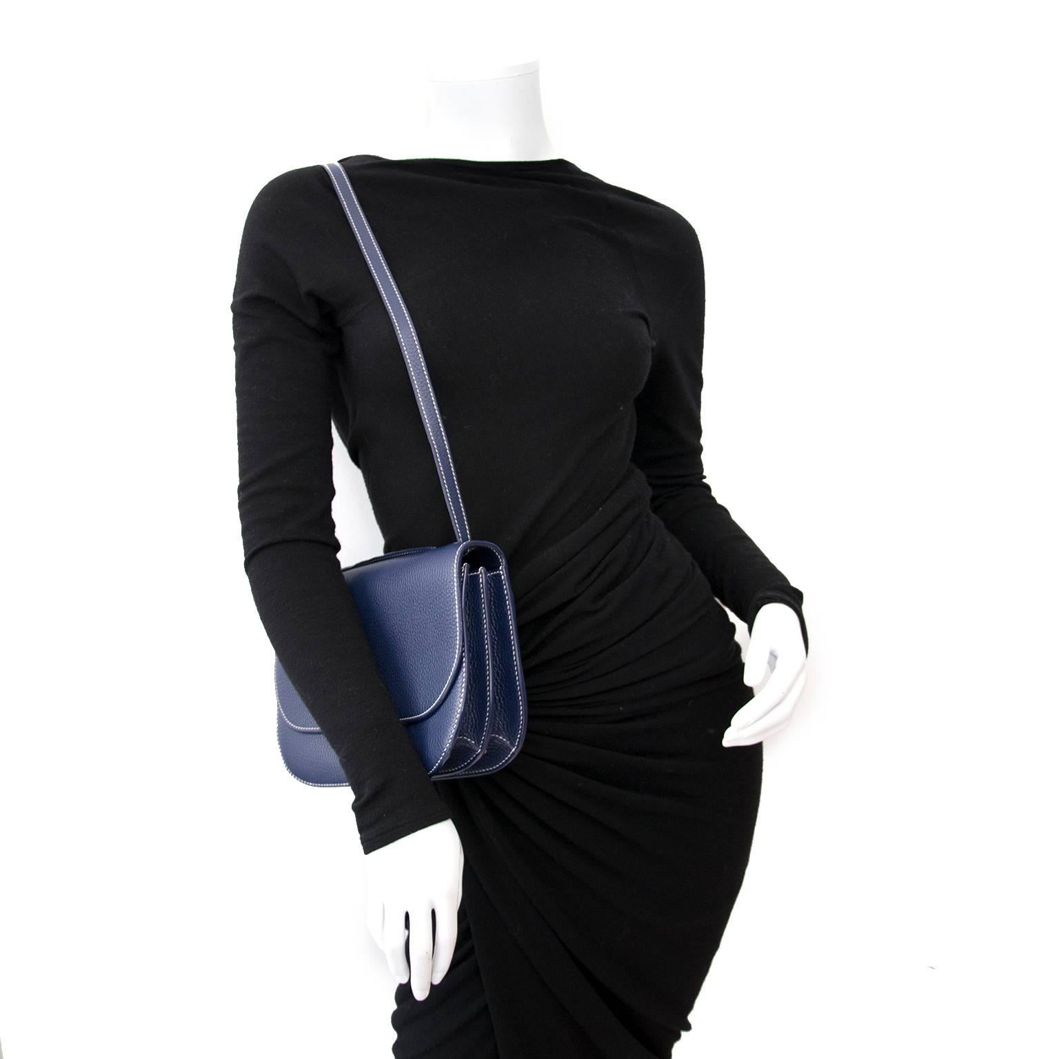 This super classy shoulder bag is the perfect day to night accessorie. The hardware is silver, so it's very easy to combine with all your outfits. The interior is divided in two, with on both sides a sidepocket. The bag comes with a wallet, The