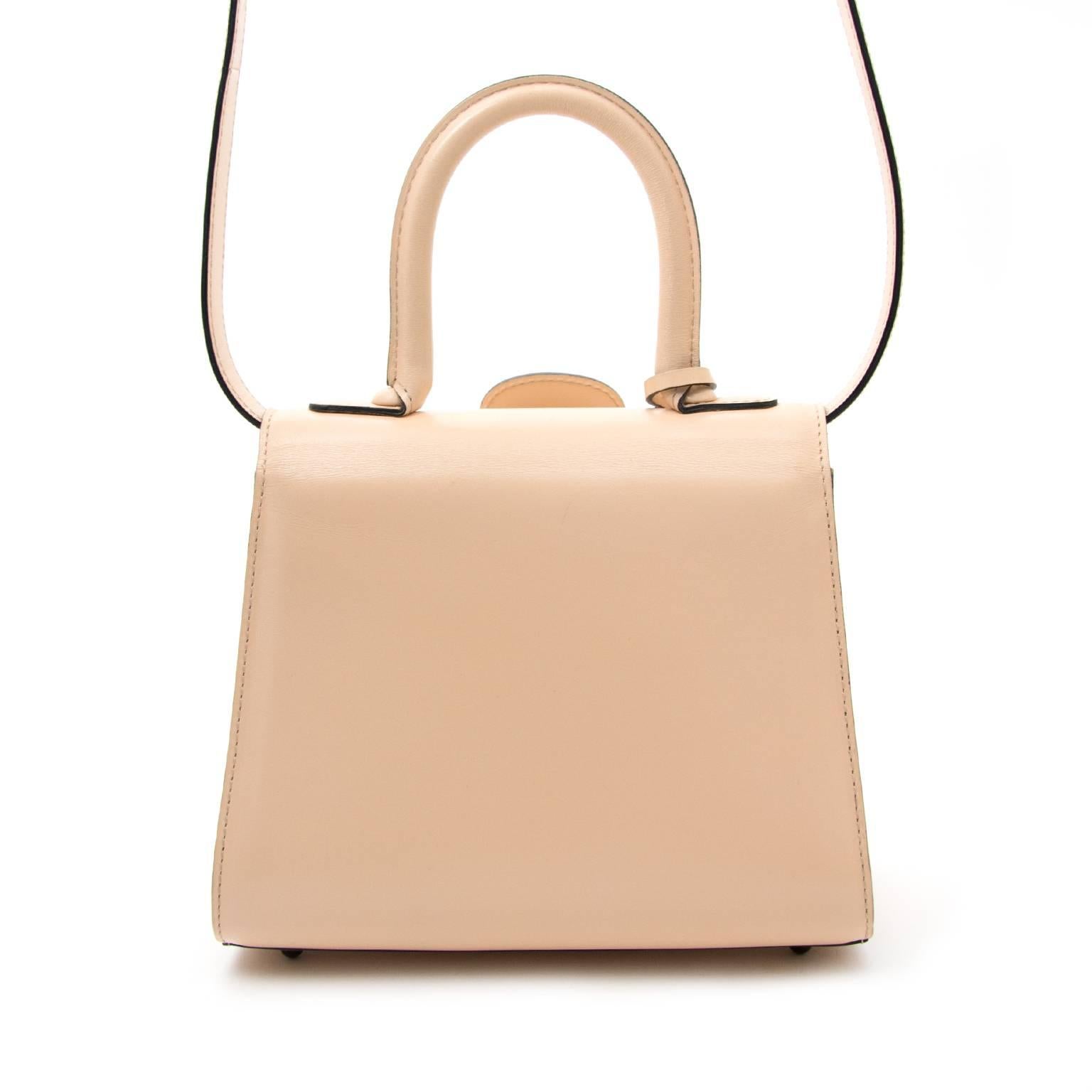Delvaux Mini Brillant Poudré + STRAP

This beautiful Delvaux Brillant in mini size is the perfec day to night bag. 
The Poudré rose and black hardware are an awesome combination. 
Timeless piece in soft leather with removable strap.
Soft and natural