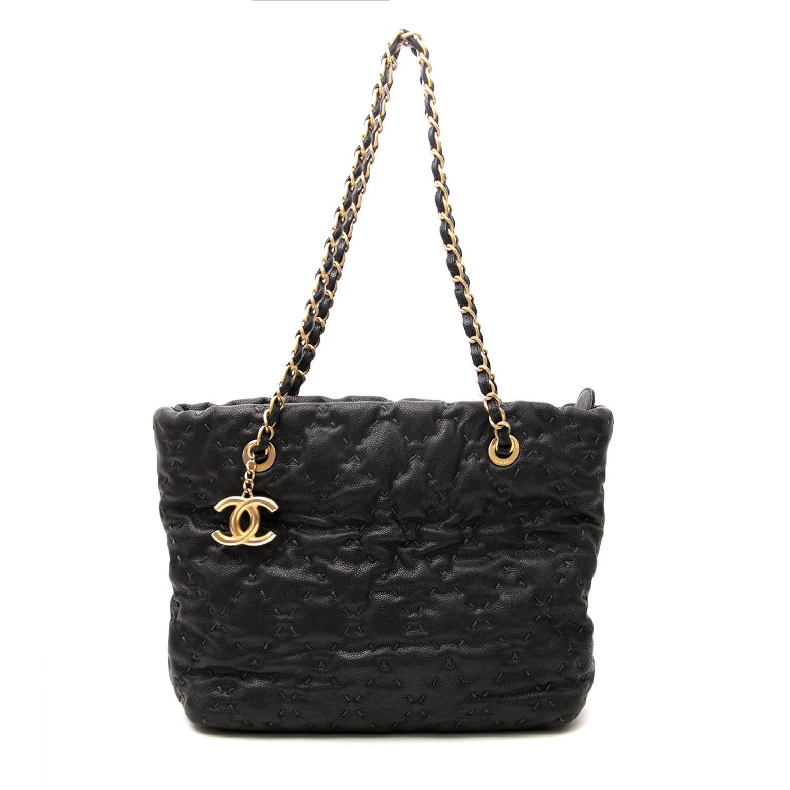 Very Good Condition

Estimated retail price: €3200

Chanel Black Stitched Shoulder Bag

This beautiful black leather Chanel Shoulder Bag is the perfect day to night bag.The bag closes with a zipper on top and features a CC logo hang tag in aged gold