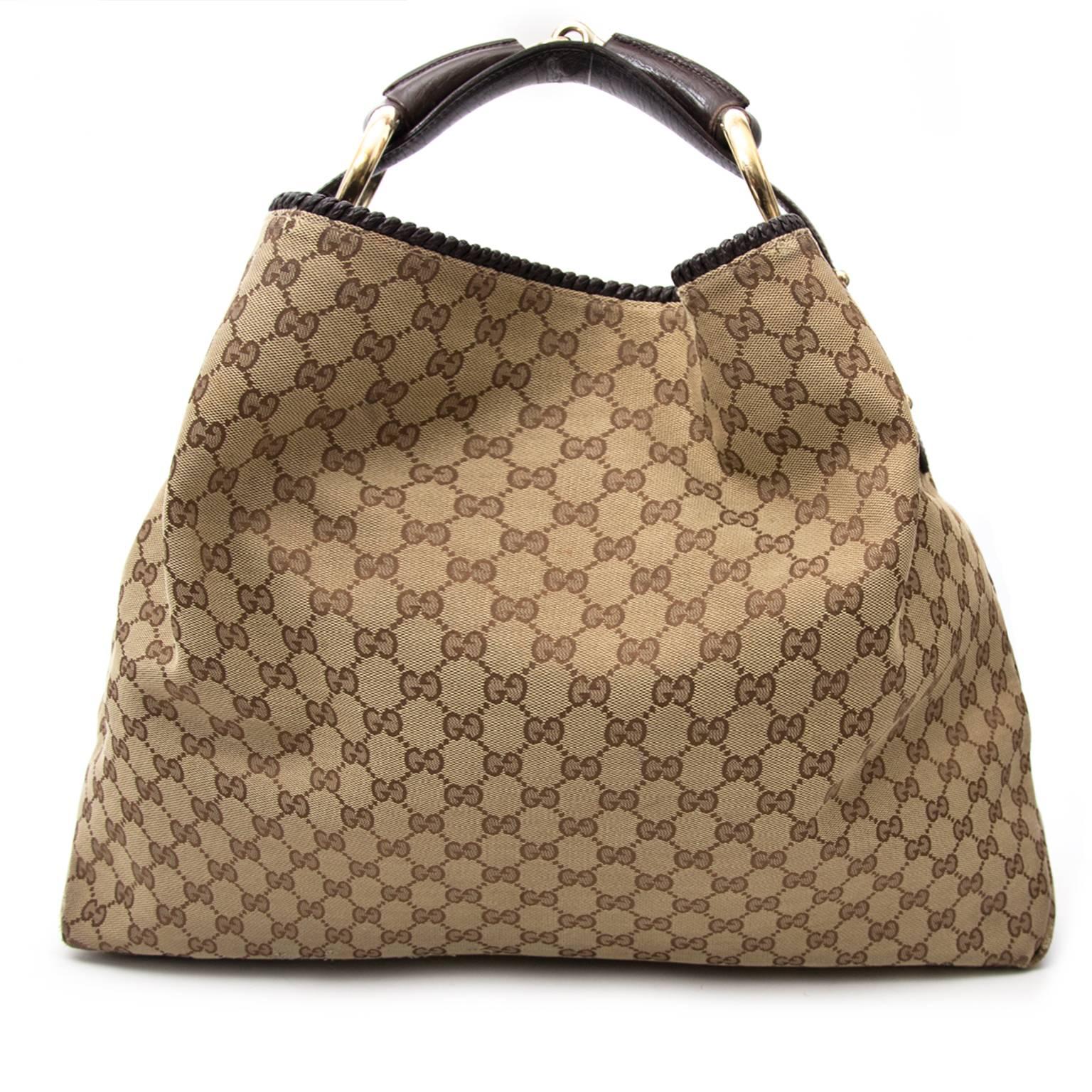 Good preloved condition
Estimated retail price: €2200
Gucci Brown Monogram Horsebit Bag
A must for logo-lovers worldwide! This iconic Gucci horsebit bag comes in a monogram fabric and has dark brown leather details.
This is a spacious model,