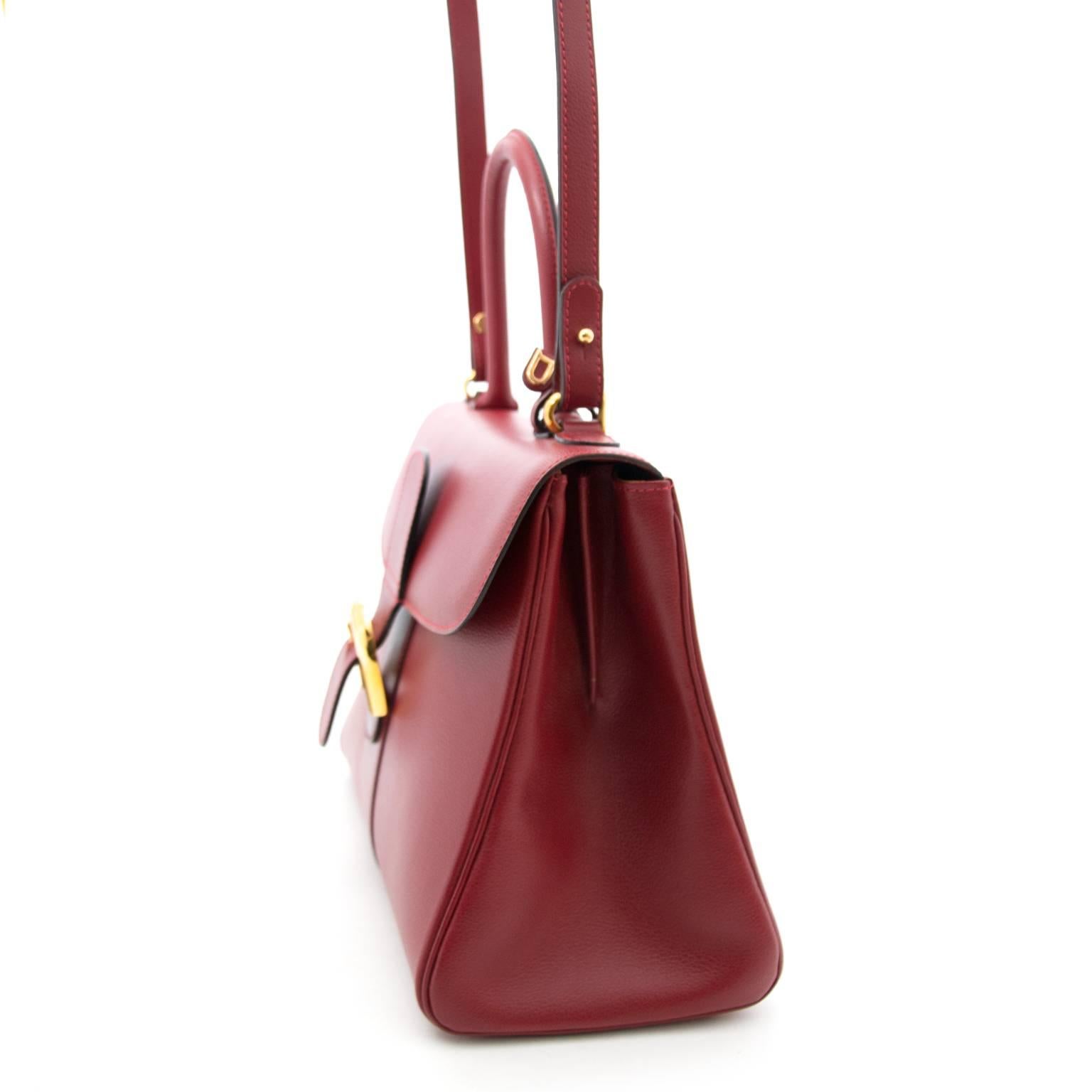 Delvaux Brillant MM Dark Red 

This timeless Brillant comes in a red colored grained leather with a gold toned buckle.

This bag will definity upgrade your look, it's a classic piece that suits every outfit.

The interior is made out of one large
