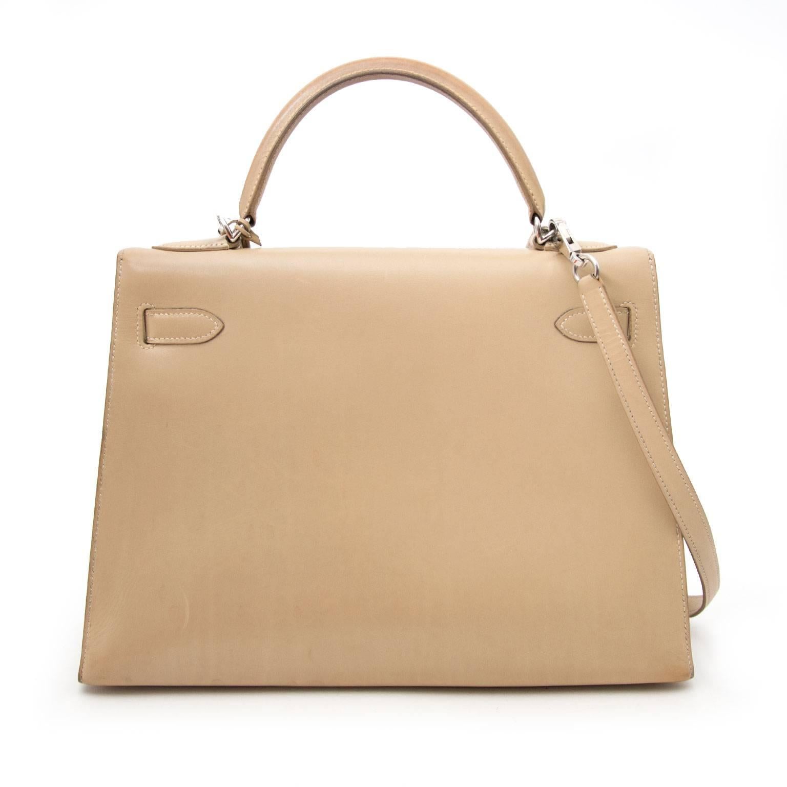 Very Good Condition

Hermes Kelly 32 Poussière Box Calf + Strap

The iconic Hermes Kelly made out of boxcalf leather in a soft beige color with silver harware. Hermès boxcalf leather is very smooth with a glossy finish, and a structured hard leather