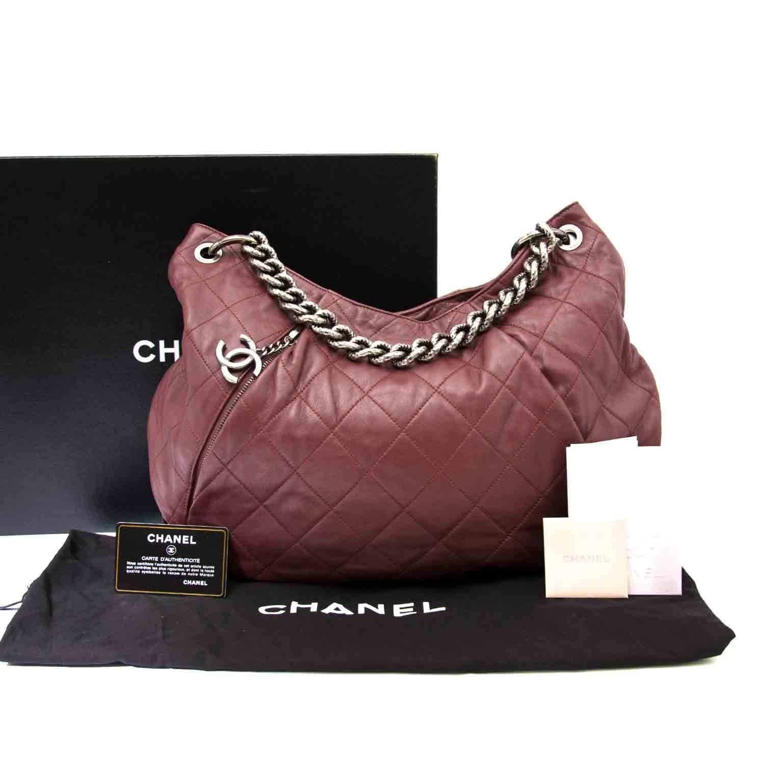 In very good condition

Smooth burgundy leather hobo satchel by Chanel. Adges ruthenium hardware and CC hang lock zipper on the front part.

This bag can be worn as a shoulder bag, crossbody, or by hand thanks to the two straps. The leather strap is