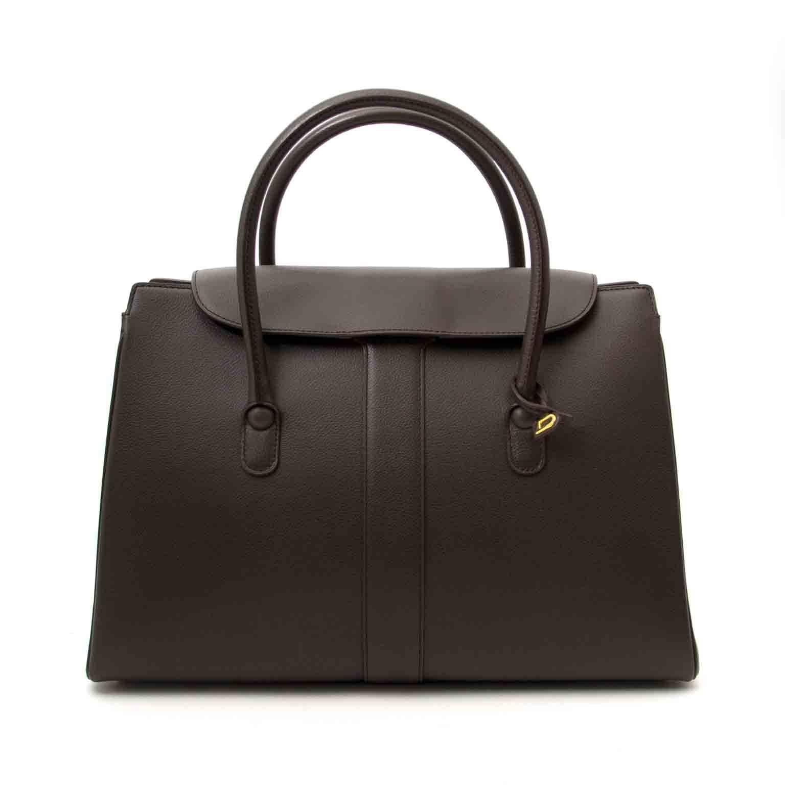 As new, excellent condition

Delvaux Brown Brillant Cabriolet Bag

The Delvaux Cabriolet is the perfect top handle bag.
The bag opens up in one spacious compartment with one zipped pocket and three patch pockets.
You can remove the flap or close the