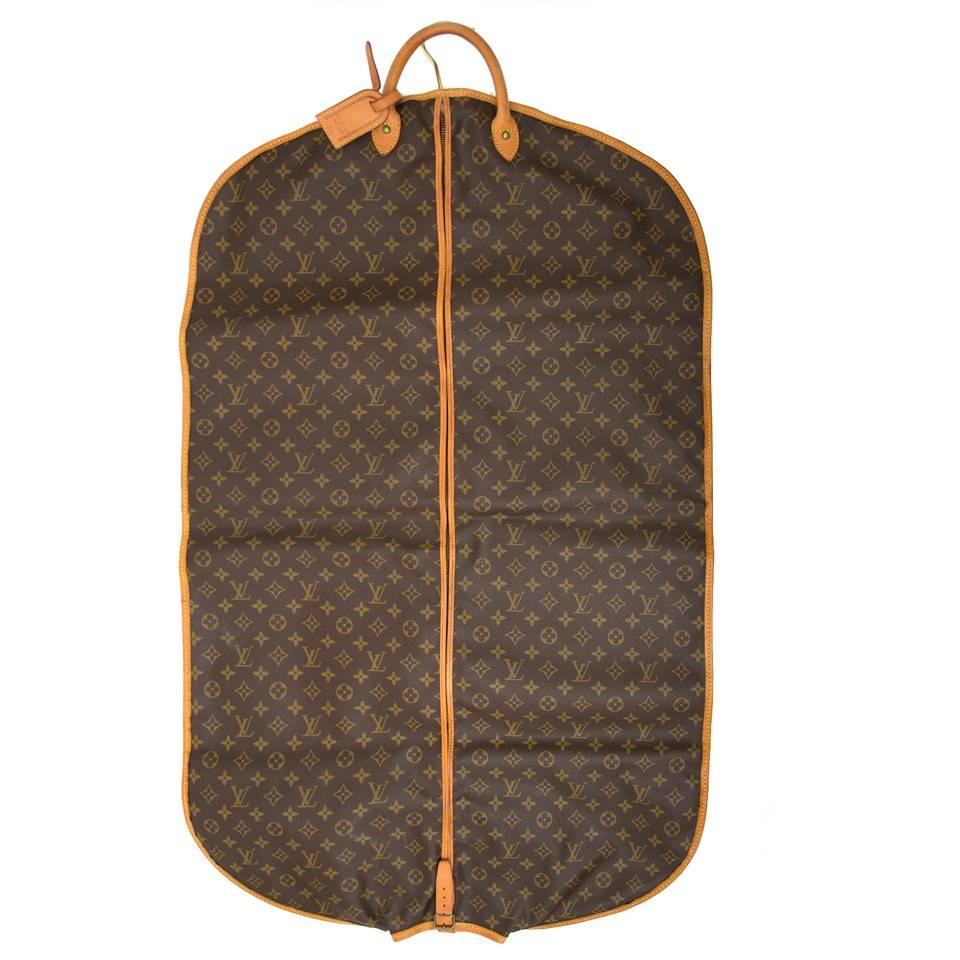 Good preloved condition

Vintage Louis Vuitton Monogram Garment Cover

Add some glamour to your travel essentials with the Louis Vuitton Garment Cover.
This cover comes in the iconic monogram canvas with soft cotton lining.
Securely close the
