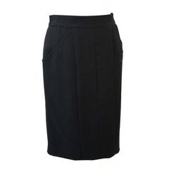 Very good condition Chanel Black Woolen Skirt - Size: 38 This classic piece of 6