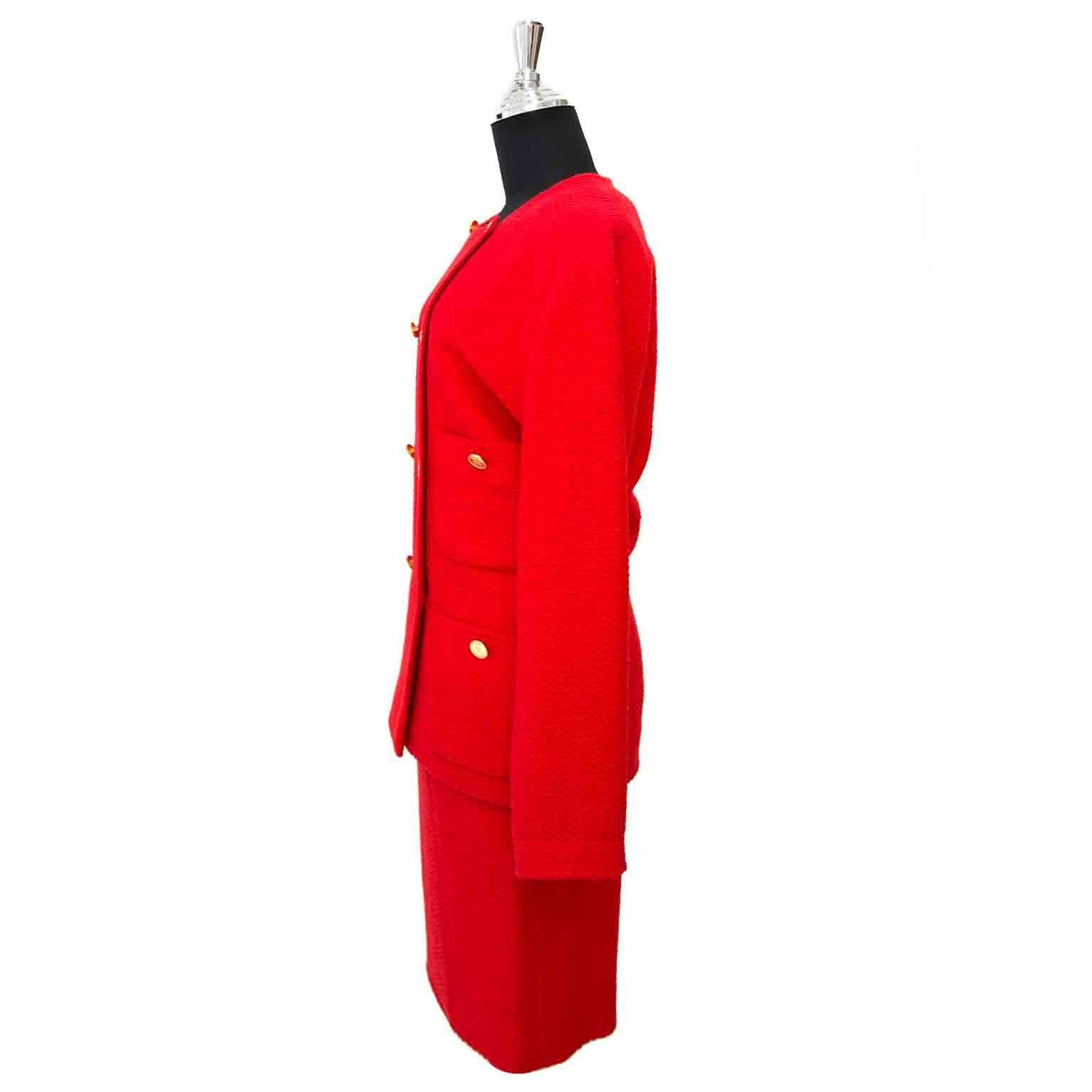 Very good condition

Chanel Red Bouclé Tailleur Set

It was 1925 when Coco chanel introdiced her first Chanel Suit
Today, we have Karl Lagerfield to thank for making it one of the most recongnizable in the world.
Wear this beautiful Chanel Tailleur