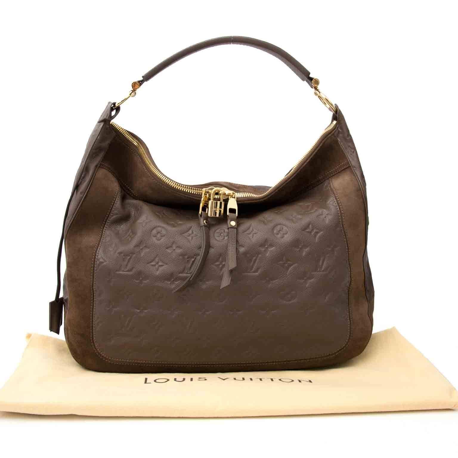 Very good condition

Retail price: €2270

Louis Vuitton Brown Audacieuse Empreinte GM Bag

The Audacieuse captures the essence of everyday refinement.
The unique combination of the suede and the embossed empreinte leather gives this bag a gorgeous