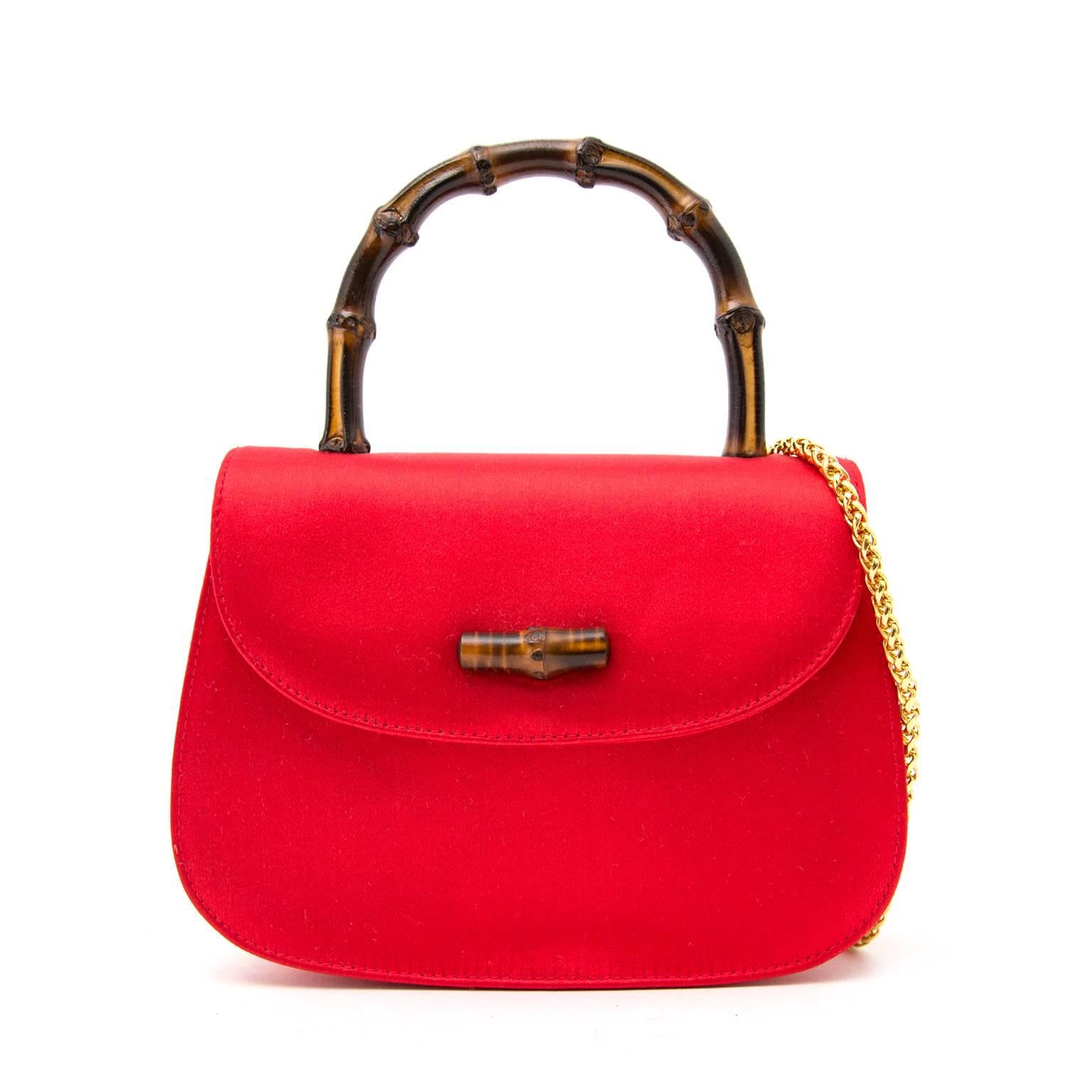 Vintage Gucci Satin XXS Red Mini Bag with Bamboo Handle & Gold Chain  In Excellent Condition In Antwerp, BE