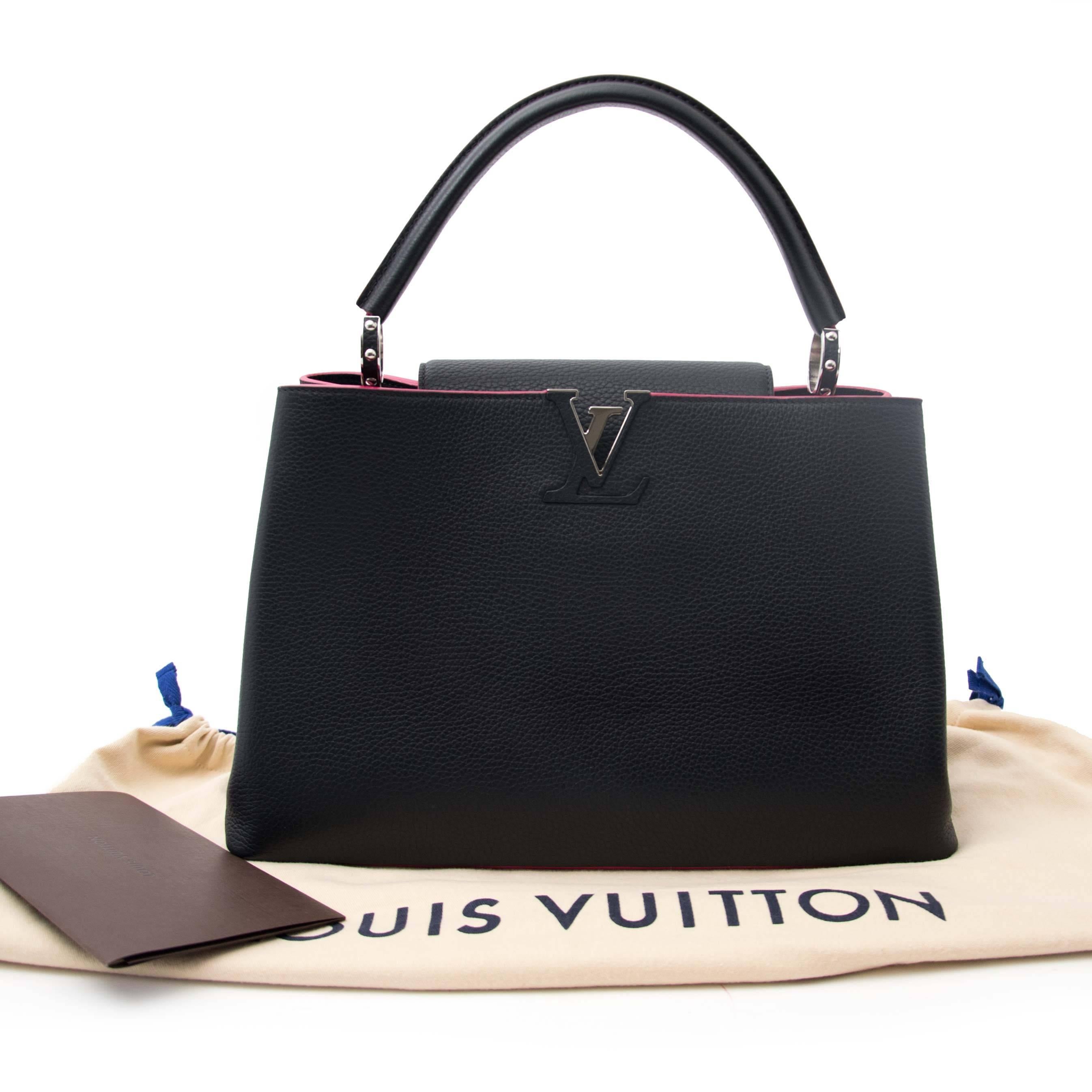As new

ESTIMATED RETAIL PRICE : € 3980

Louis Vuitton Black Capucines MM Taurillon Pink Lining

This timeless and elegant Capucines bag is made out of full-grain Taurillon leather, it combines refined details, including a ridgid handle with bold
