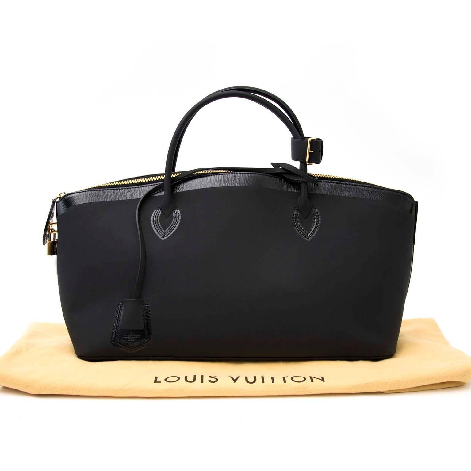 Excellent Preloved Condition

Estimated retail price €4000,-

Louis Vuitton Cuir Obsession Lockit East-West

Louis Vuitton loves playing with texture and proportion. This horizontally stretched Lockit East-West in matte rubberized calfskin is