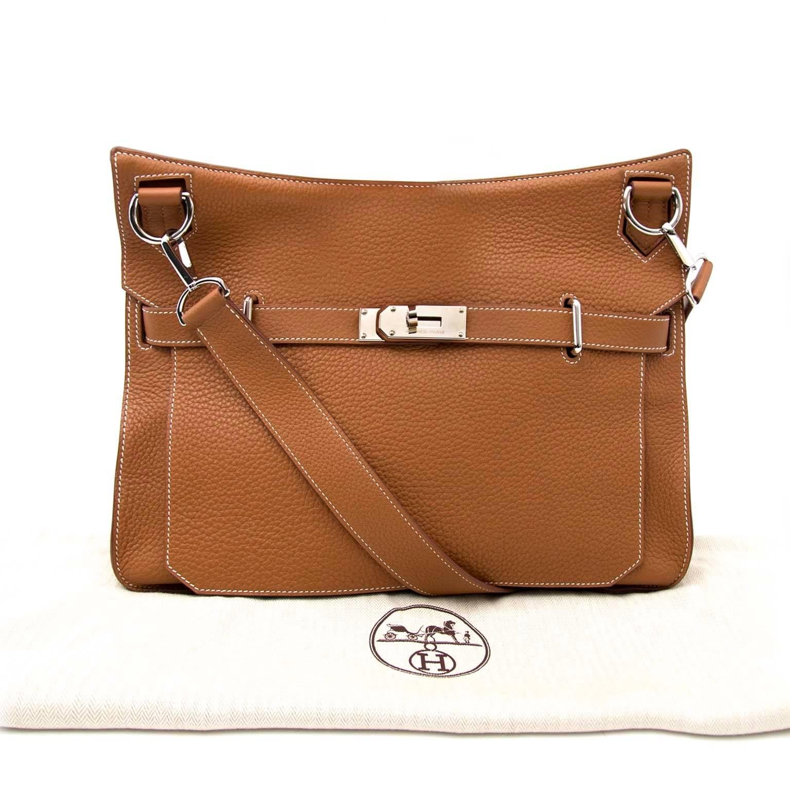 Excellent condition

Estimated retail price: 6200 euro 

Hermès Jypsiere 37 Brown 

Contains all features of a messenger bag, while still looking chic. 

The Hermès Jypsiere shoulder bag can be worn on the shoulder or accross the body, so it's easy