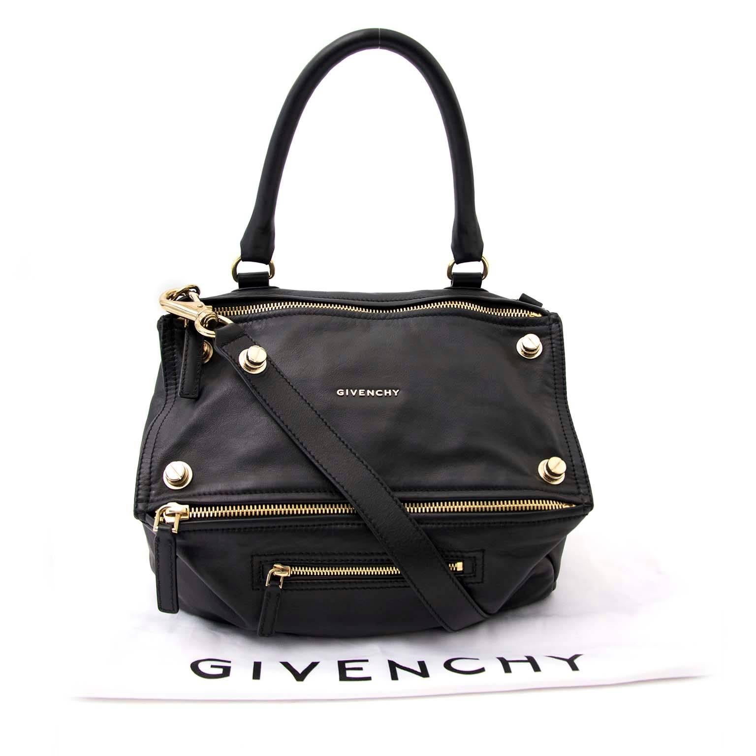 Excellent Preloved Condition

Estimated retail price €1550,-

Givenchy Black Pandora Medium Leather Satchel Bag

Modern and boxy Givenchy's Pandora shoulder bag crafted in Italy from soft leather. Oversized zips and gold-toned hardware enhance its