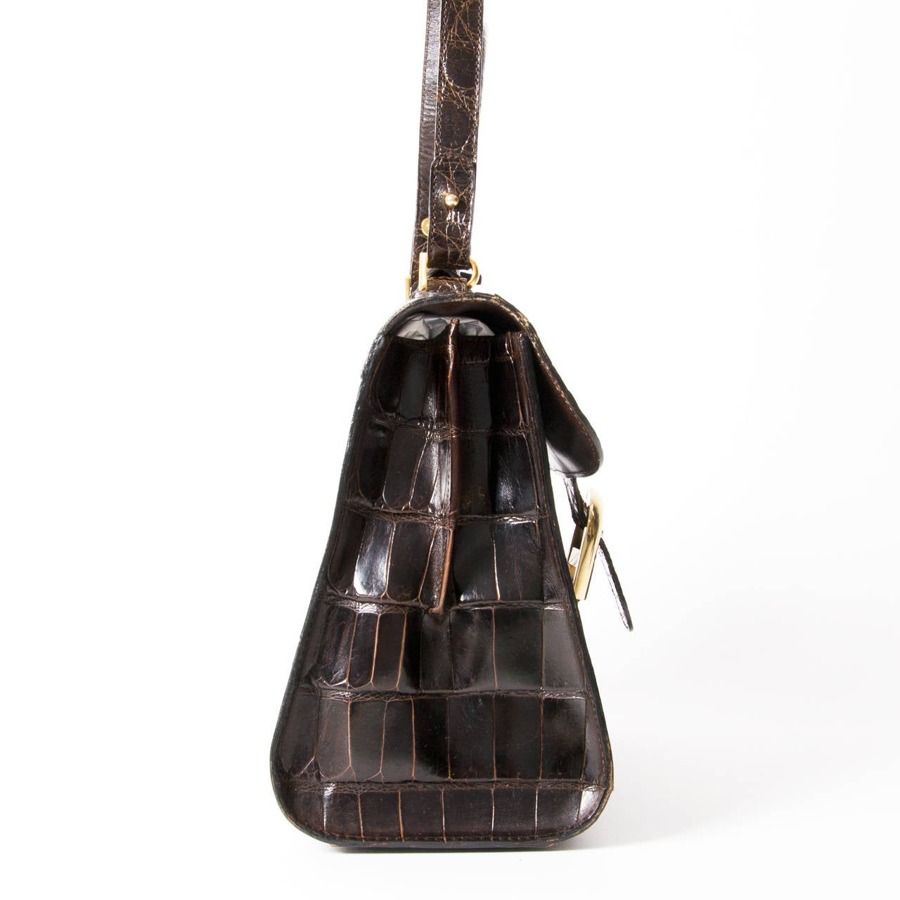 This exceptional piece is the most luxurious edition of the iconic Delvaux Brillant handbag. The polished dark brown crocodile is in wonderful condition and contrasts beautifully with the yellow gold-tone signature buckle. 

Retail Price : € 20.000