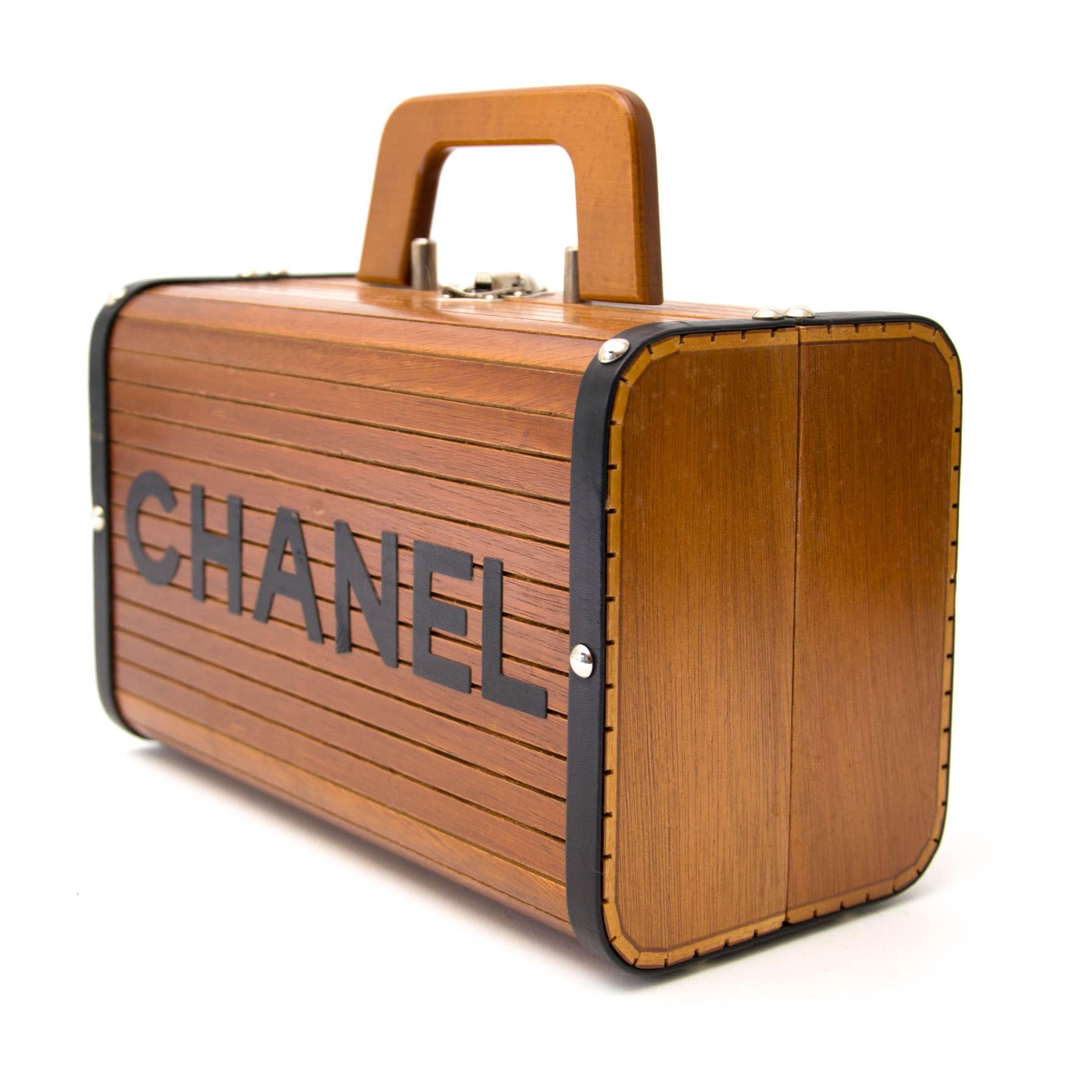 A real eyecatcher this limited vintage Chanel Wooden Trunk case from the 1996 collection.
Structured with smooth wood panels,  supple leather trim and logo lettering at the front and back.
Under a sleek wooden handle sits a buckle closure, which