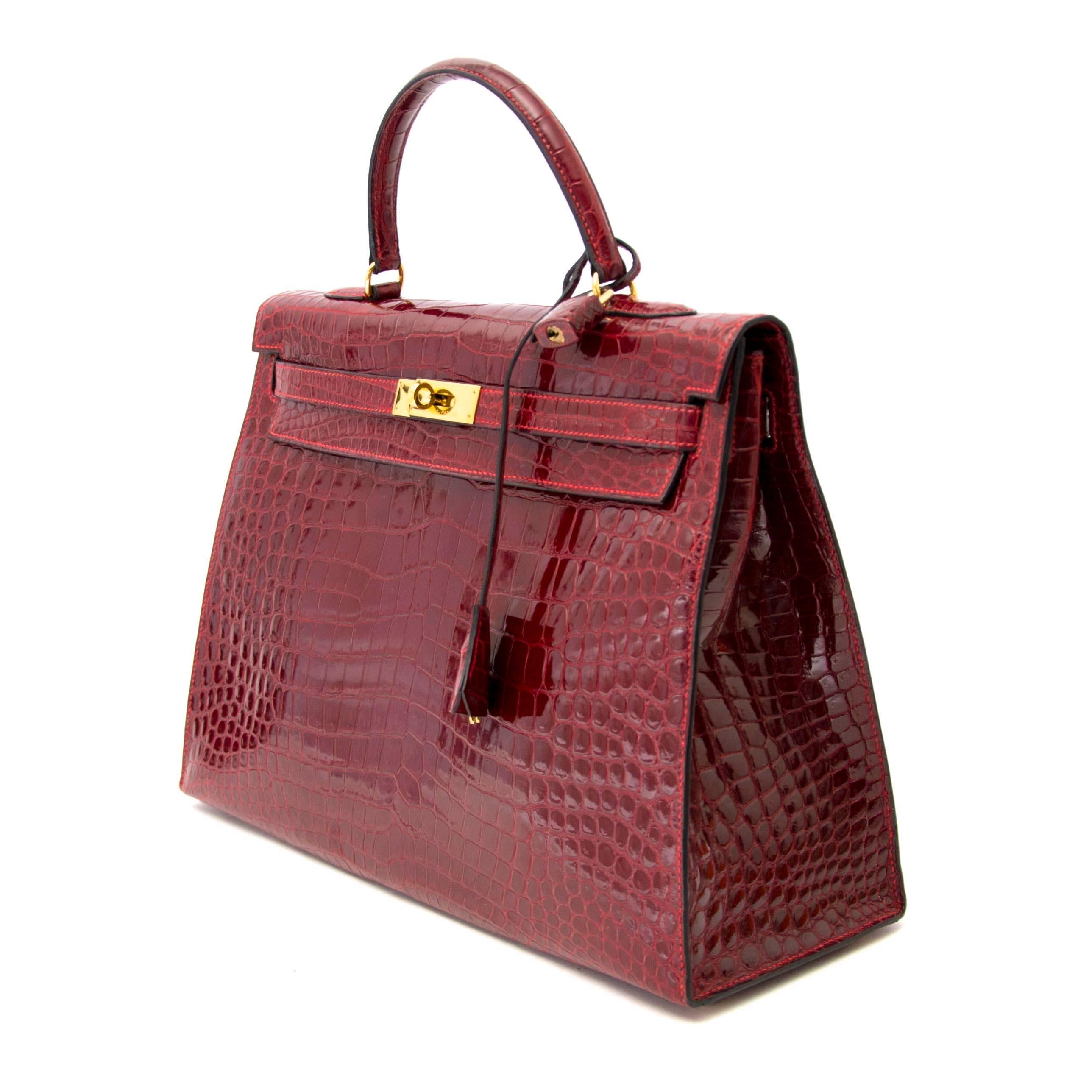 Rare Hermes Kelly 35 Rouge H Alligator GHW In Excellent Condition In Antwerp, BE