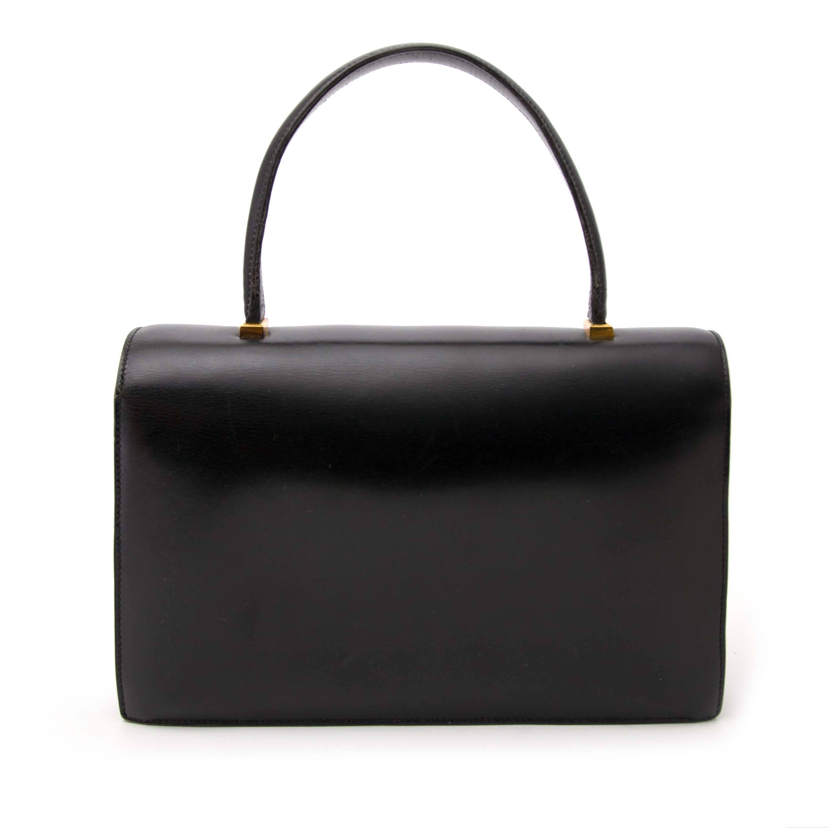 In very good condition.

Hermès Black Piano Bag

This beautiful Hermès bag comes in a timeless black color with gold toned hardware.

The interior is made out of two large compartments and one small compartment. The bag has three side pockets.

 