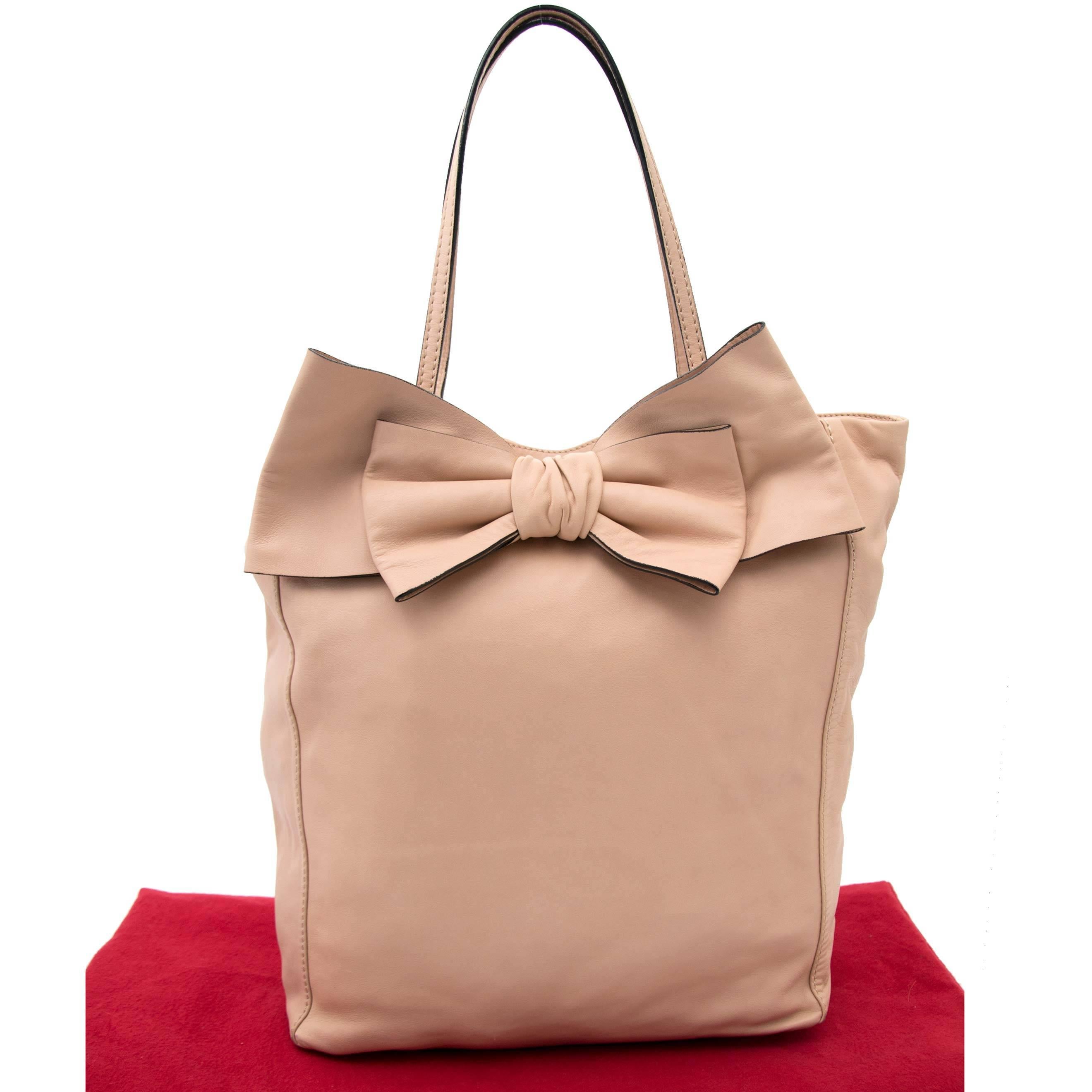 Very good condition

Valentino Blush Pink Leather Bow Tote

Tote around town with this pactical and spacious leather tote by Italian Valentino.

The pink blush color will match just about anything in your closet, the shoulder straps are delicate yet