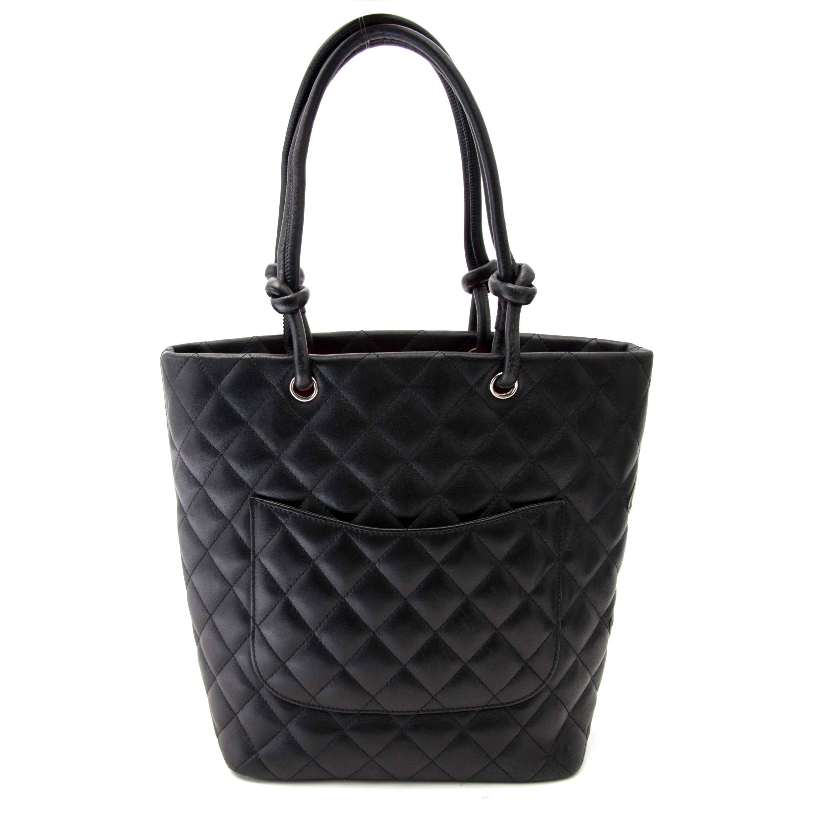 Excellent condition


 Chanel Cambon Quilted Black And White Small Tote

This fabulous Chanel tote is made out of black soft leahter with a vivid fuschia jacquard interior lining.
The double handles in black leather allowing the bag to be worn in