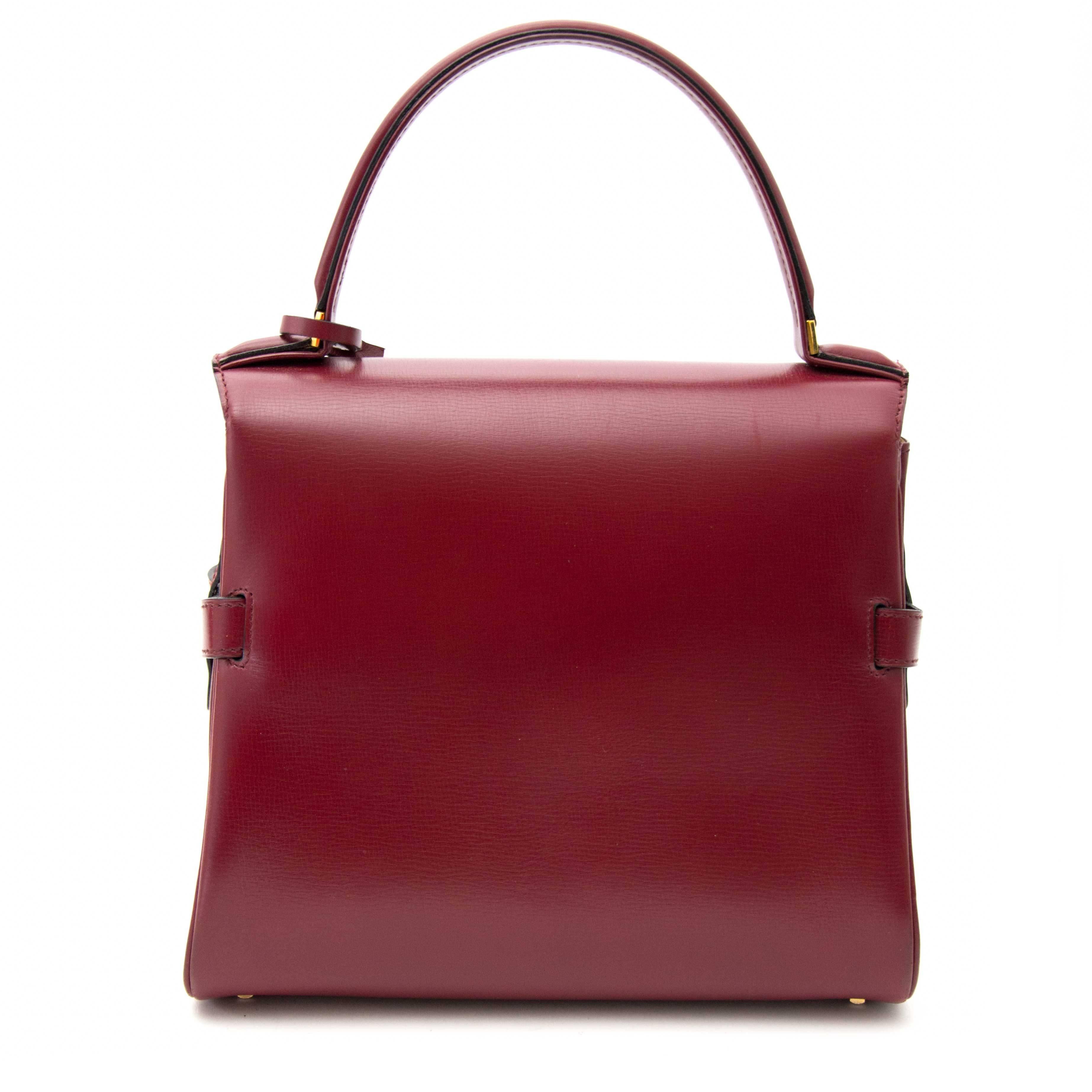 In excellent condition

Delvaux Bordeaux Tempête PM Top Handle Bag

This lovely warm Bordeaux lambskin leather bag from Delvaux is a true charmer. This beautiful bag features gold toned hardware, on the inside there is one side-pocket. This bag
