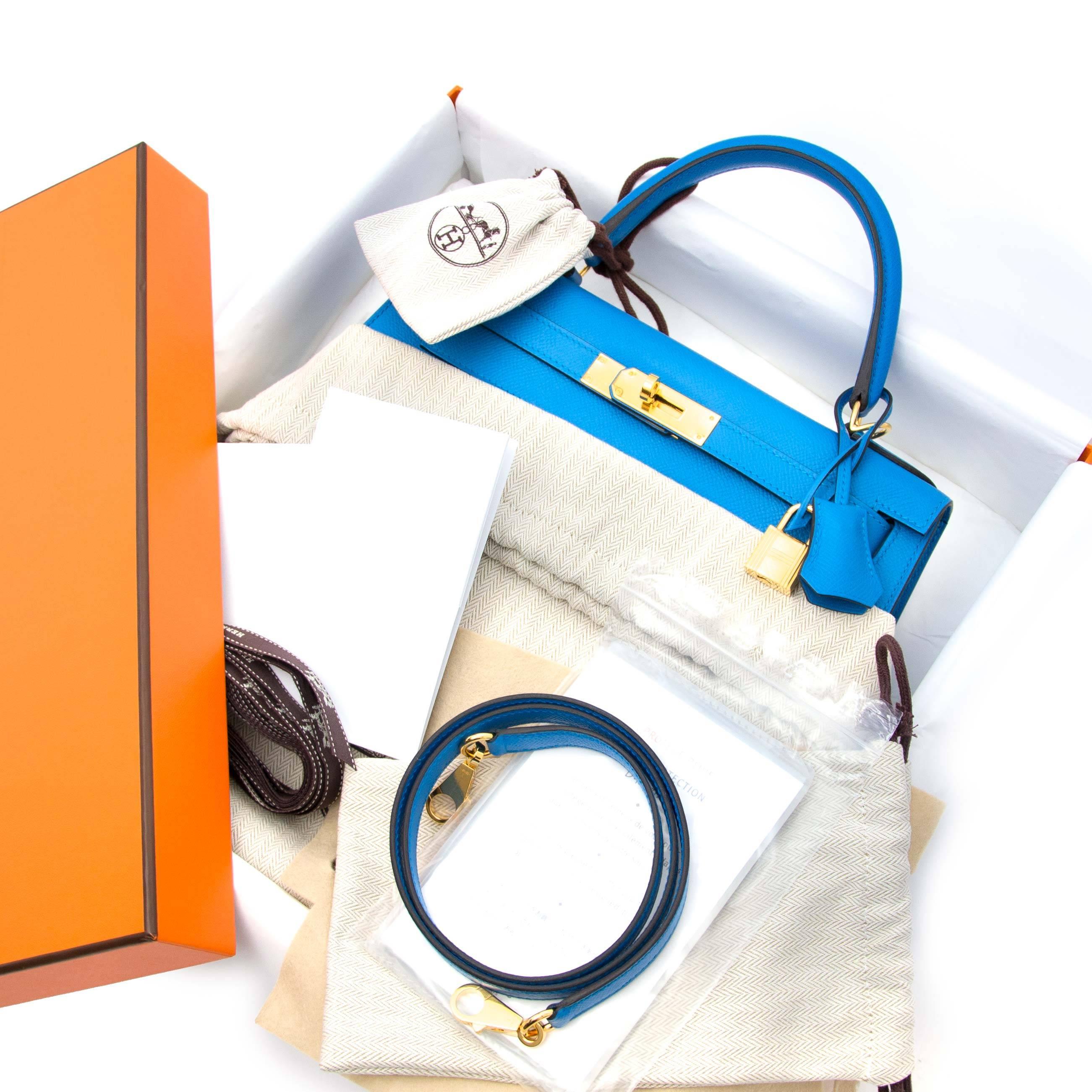 This Hermès Kelly 28 comes in a very fresh and cool blue color named 'Bleu Zanzibar' featuring gold toned hardware which finishes off the look.
This bag is such an eyecatcher yet an iconic it bag that is timeless and elegant. Epsom is known for its