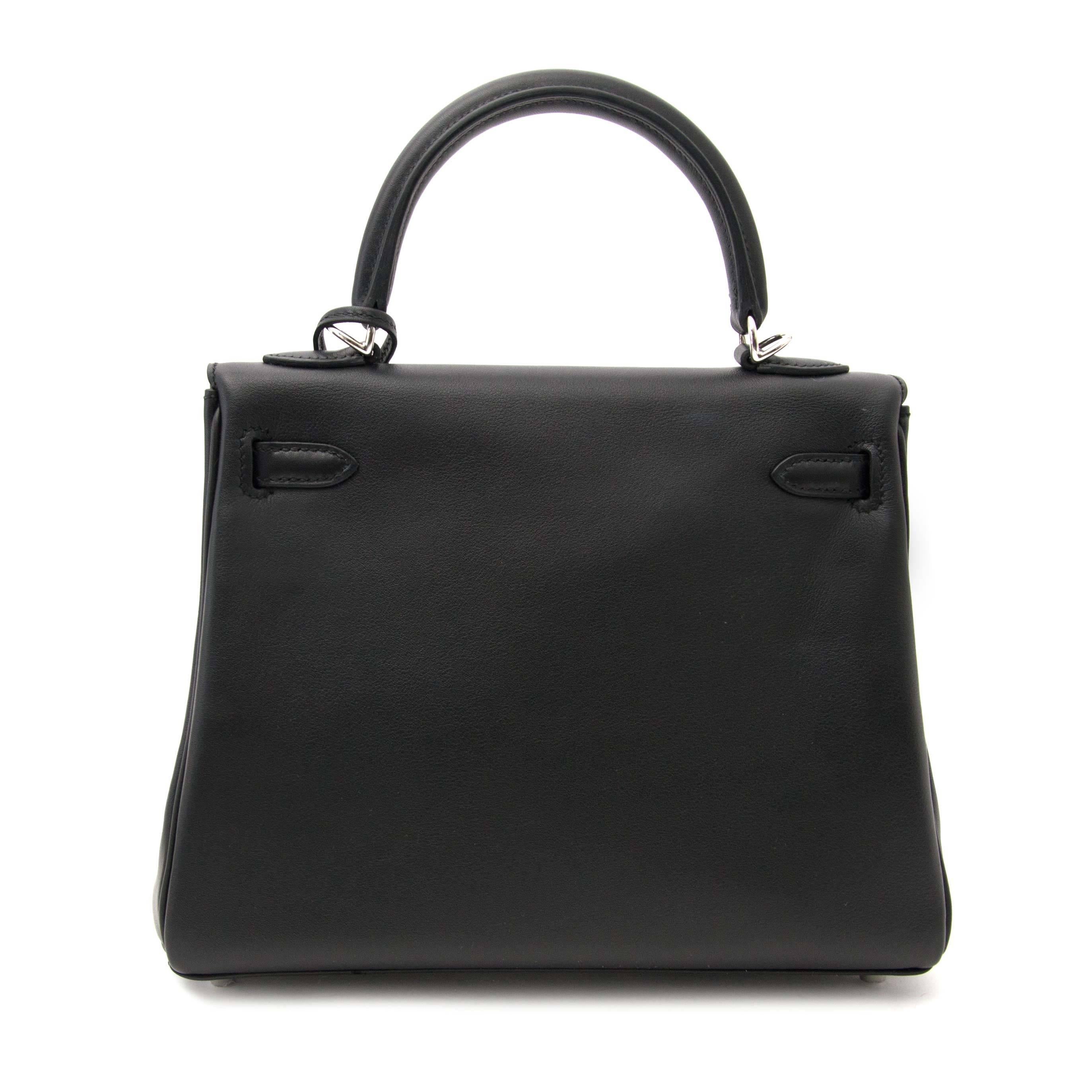 This Hermès Kelly Retourne 25 cm made out of swift leather in a timeless black color with palladium hardware.
Hermès swift leather is known for it's fine grain that is amazingly soft to touch, but is also a luminous type of leather.
A matching