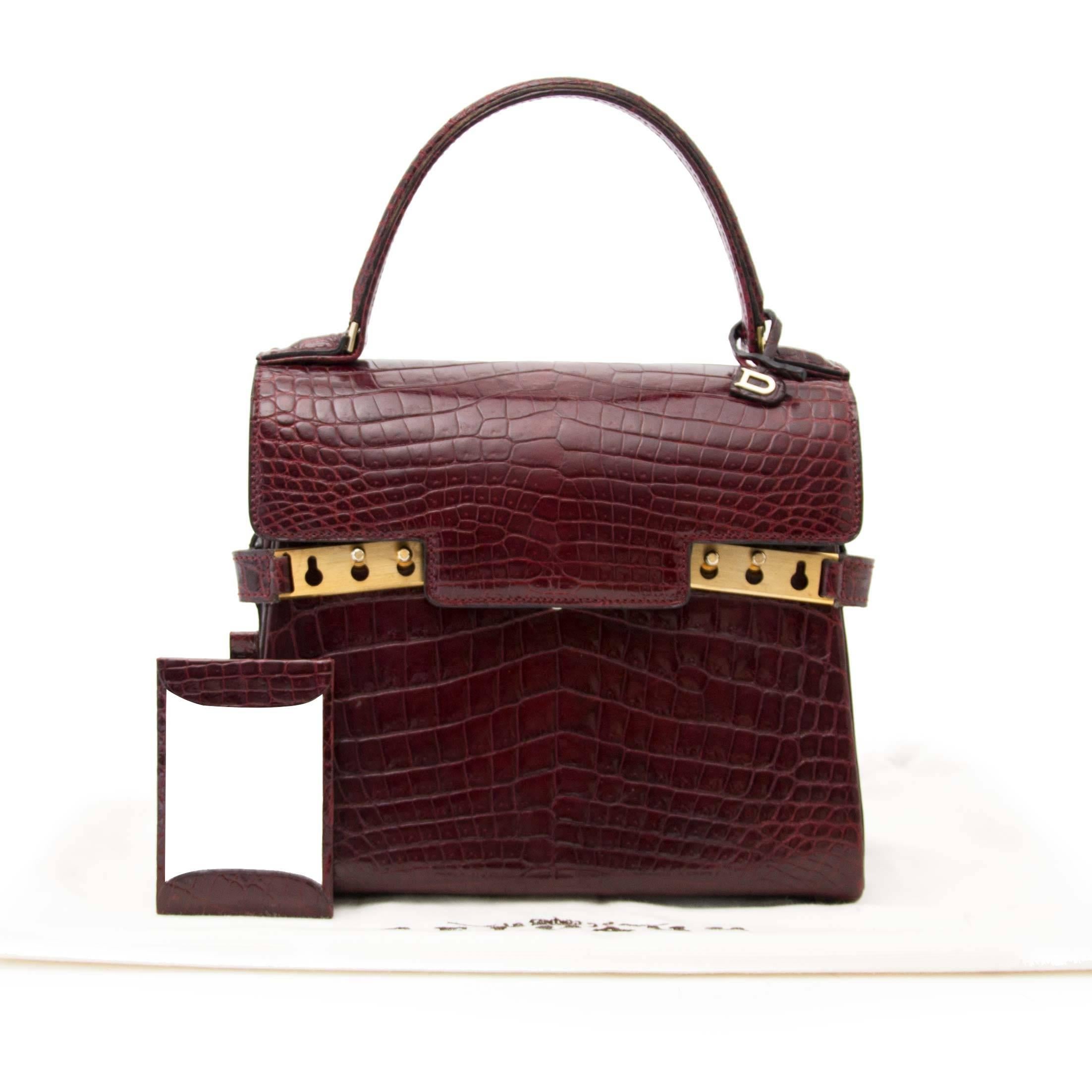 Introducing you to this refined design by Belgian house Delvaux: the Tempête is a true icon on its own, and this beautiful Delvaux Tempête PM is the epitome of luxury.
Its divine croco leather comes in a stunning dark brownish hue, which catches the