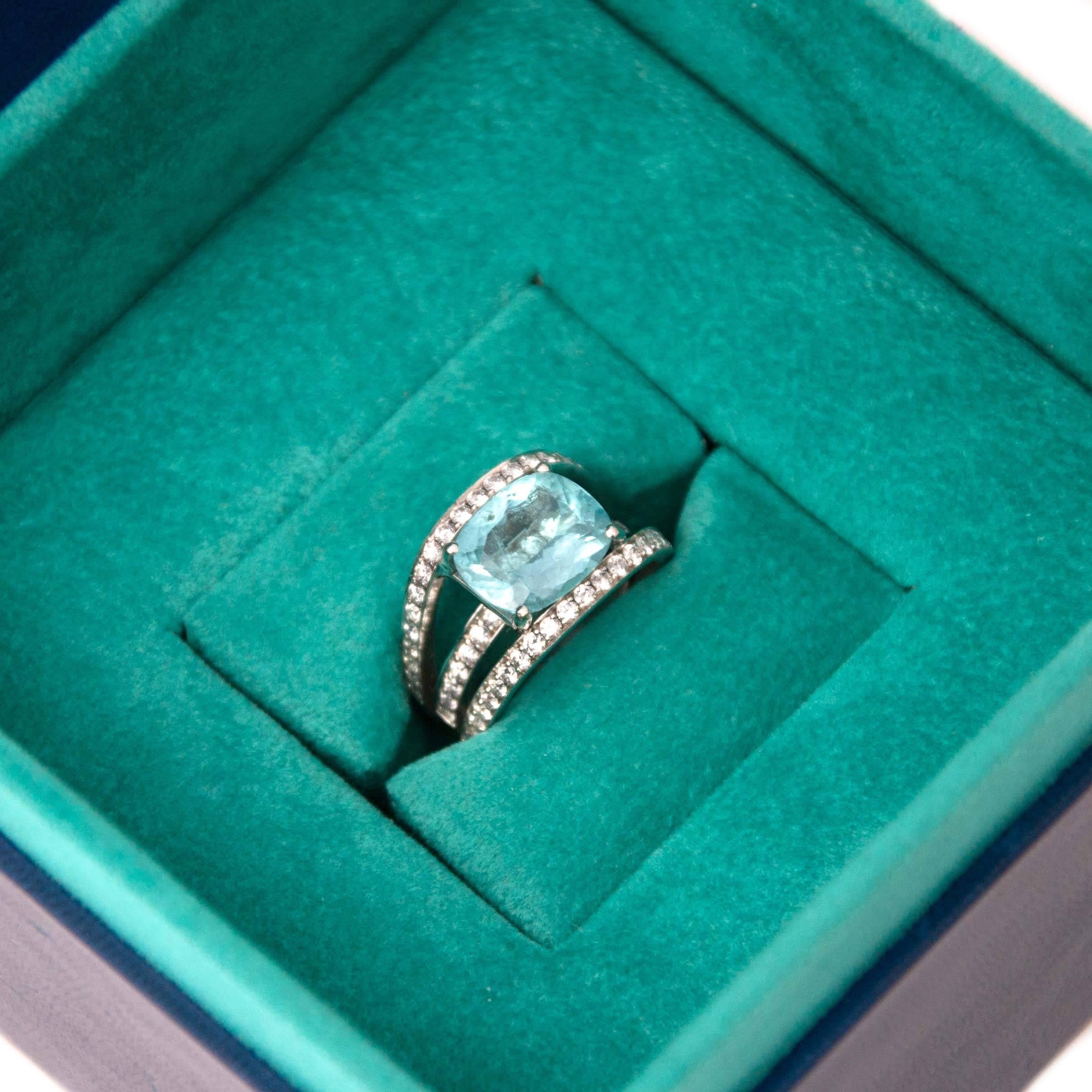 EXCLUSIVE PIECE

Estimated Retail Price: €21.000

White Gold Paraiba Tourmaline and Diamonds Ring

From the Brazilian state of Paraiba, neon-bright Paraiba tourmalines are one of the most sought-after gems in the world.This exquisite ring is made
