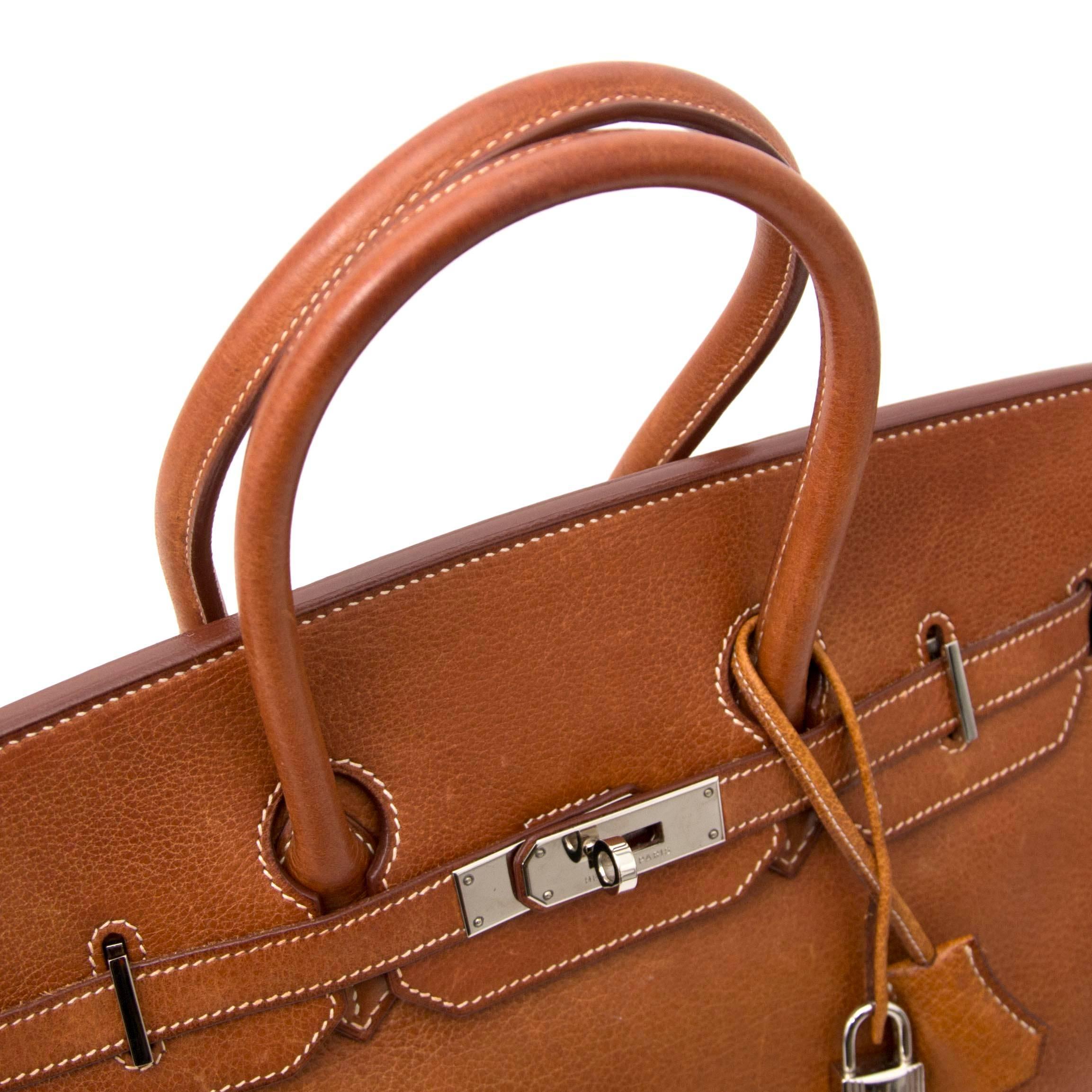 A very rare and exclusive piece! This beautiful Birkin 35 is made out of Buffalo Sindhu leather. This leather is crafted from the hide of a water buffalo. 
The leather features a unique grain size and amazing coloring. This type of leather is