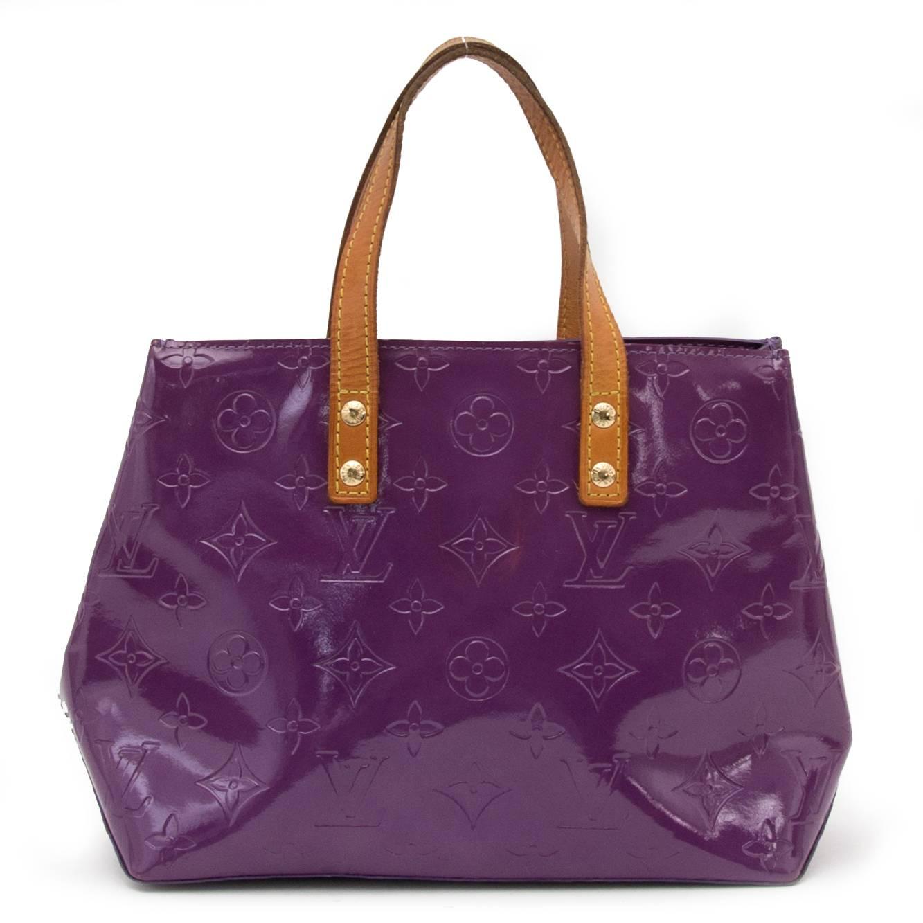 Very good preloved condition

Estimated retail price: €670,-

Louis Vuitton Vernis Reade PM Violette Top Handle Bag

This beautiful Louis Vuitton bag comes in violette monogram embossed coated leather with simple cowhide leather strap top