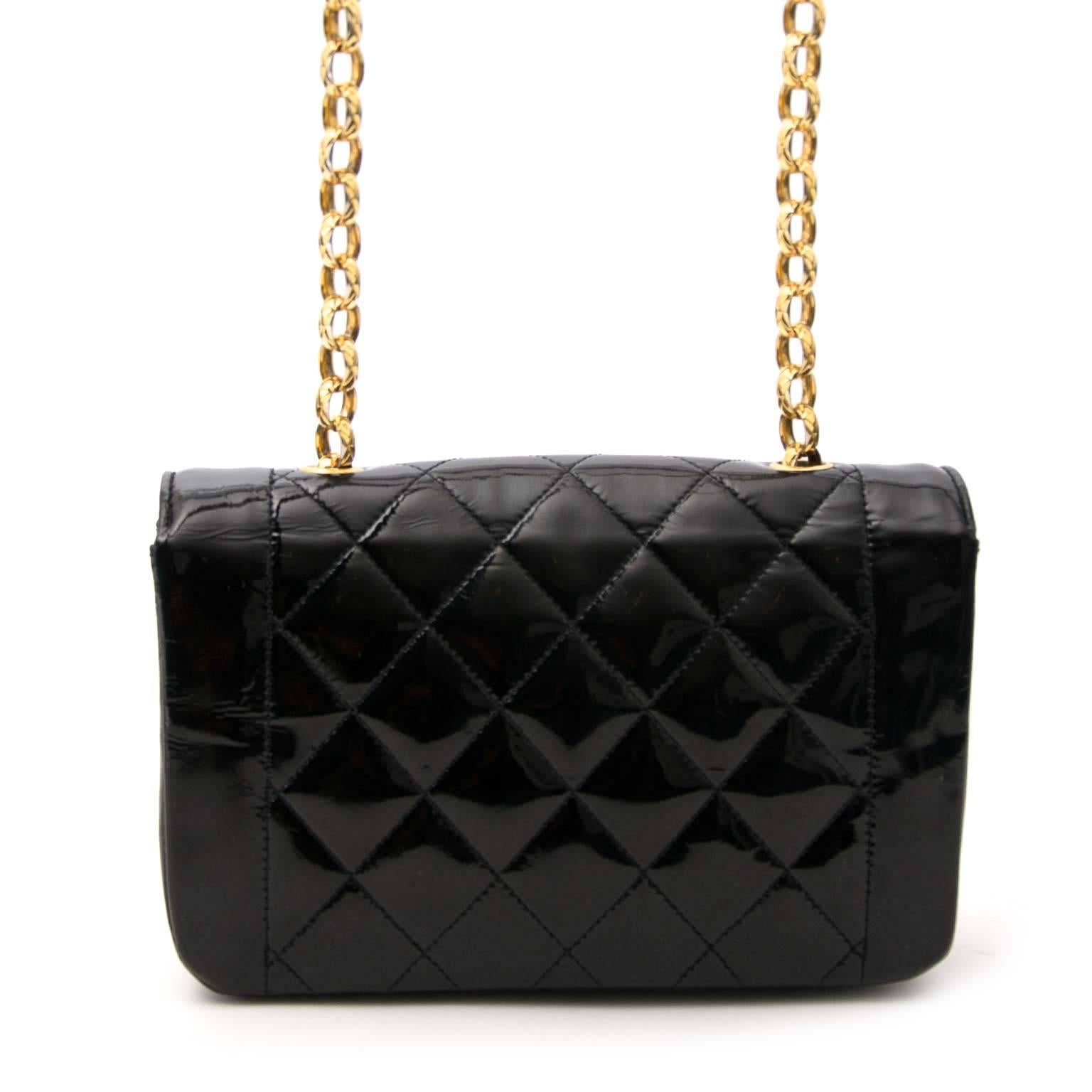 Very Good Preowned Condition

Chanel Black Patent Leather Chain Bag

Beauty knows no age! This gorgeous patent leather bag by Chanel is the perfect example of a timeless classic. It's quilted detailing on the front and back, shiny black upper and