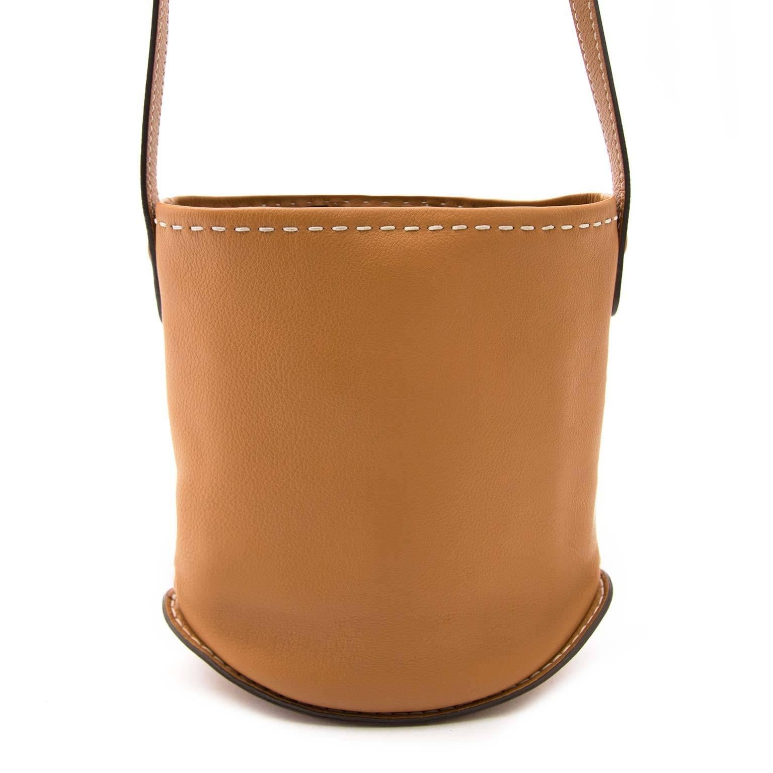 Delvaux Le Pin Mini Surpique Vegetale

One of Delvaux icons this Delvaux Le Pin Mini in vegetale leather.
Handcrafted of smooth leather, Delvaux's Le Pin mini shoulder bag is detailed at the front with a D-shaped patch pocket and cutout