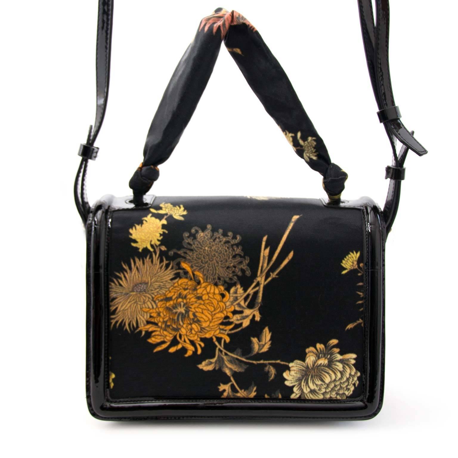 

Dries Van Noten Patent and Oriental Fabric Bag

Amp up your look with this gorgeous little box bag by Belgian designer Dries Van Noten.

The combination of black patent leather and oriental printed satin fabric make this bag a precious item.

Can