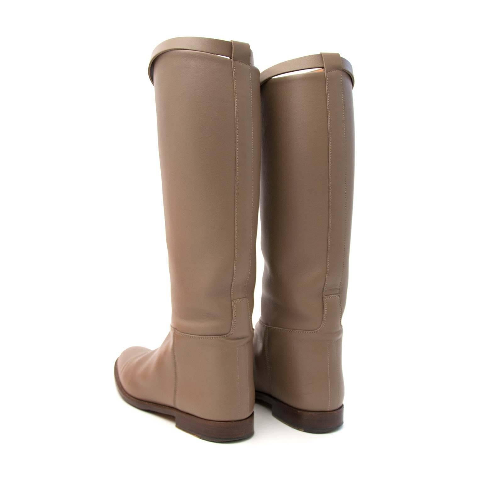 Excellent condition

Est retail price €1750,-

Hermes Etoupe Bottes Jumping Veau Swift Forme Japonaise- size 37

These stunning boots are made out luxurious leather and are calf length. The boots have a strap at the top that are secured with the