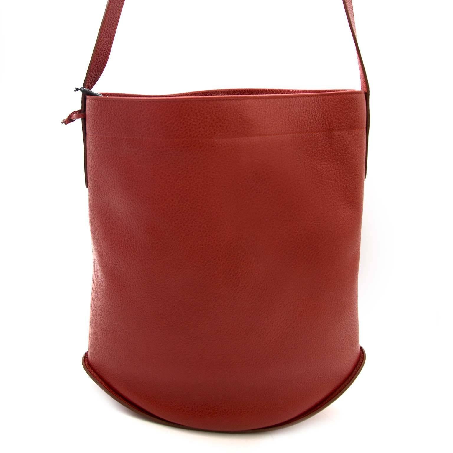 Excellent Condition

Estimated retail price: €2500

Delvaux Le Pin Red Brique Shoulder Bag

This iconic bag by the Belgian house Delvaux is a true beauty. Le pin was first introduced in the '70.
Delvaux's in house designer Solange Schwennicke was