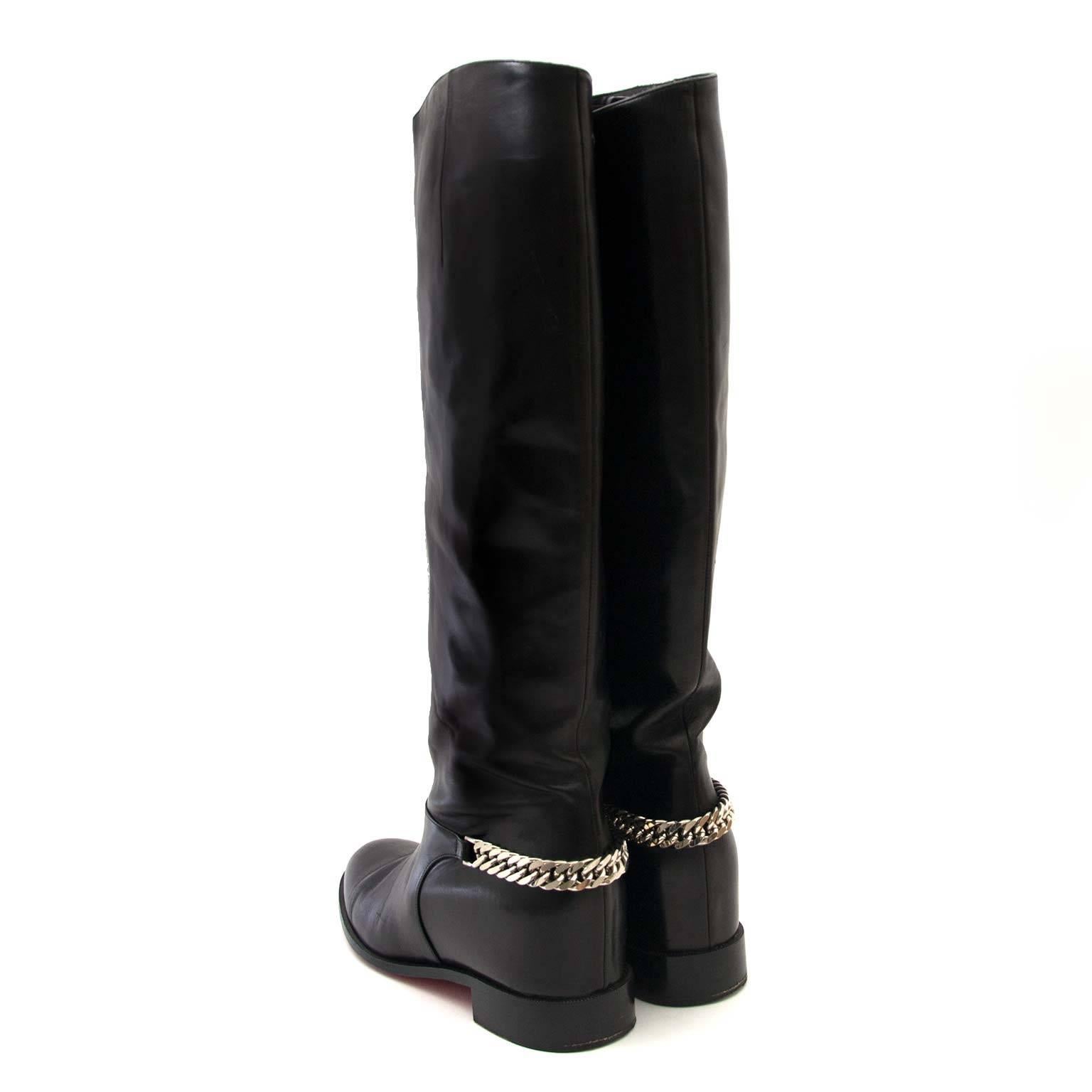 Christian Louboutin Black Cate Silver Chain Flat Calf Riding Boots - Size 40 In Good Condition In Antwerp, BE