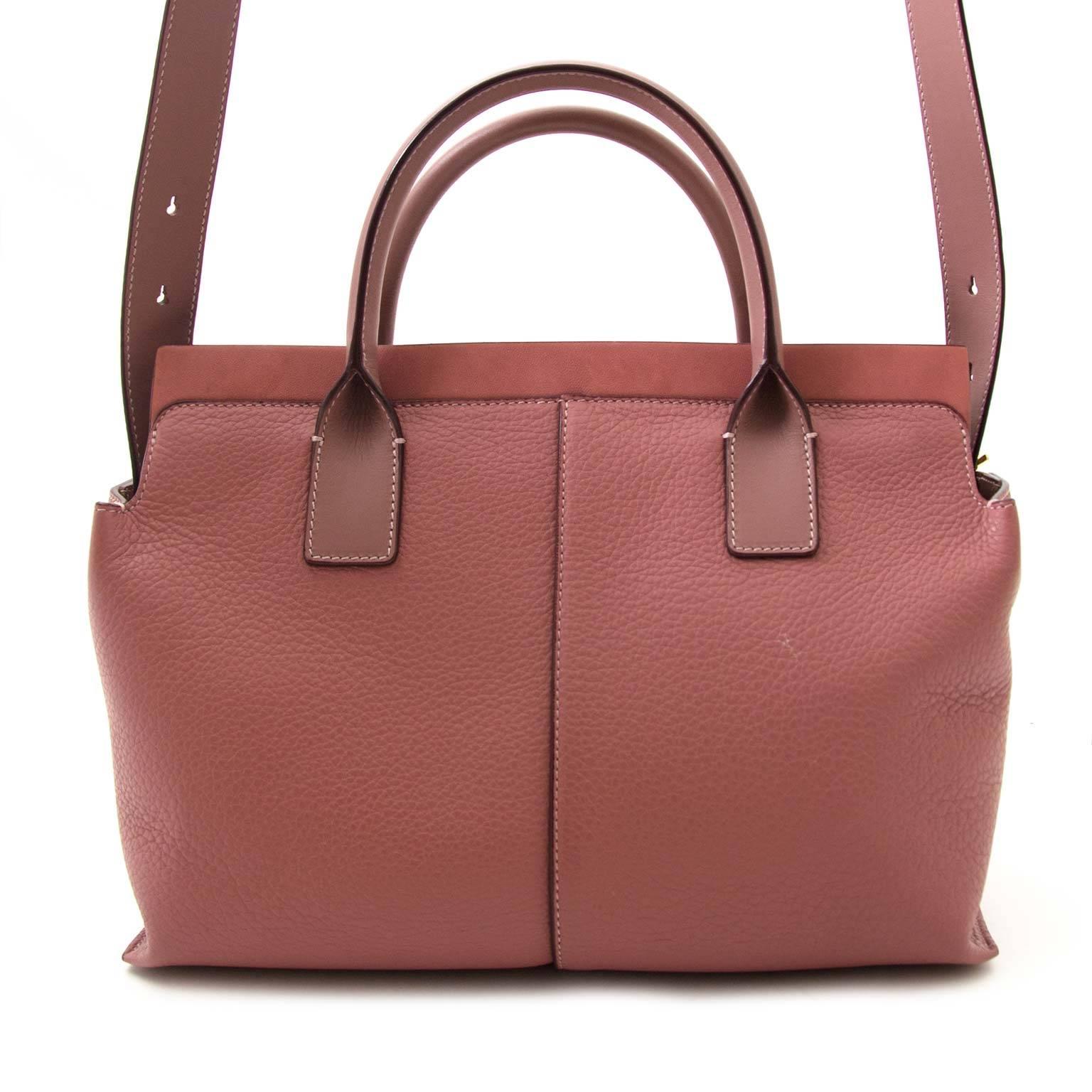 Very good preloved condition

Chloe Pink Leather Cate Zipper Satchel Bag

This Chic Satchel bag is crafted in a beautifull soft pink leather.
This beauty features two front zip pockets that are connected by a gold chain.
The tote bag has a golden