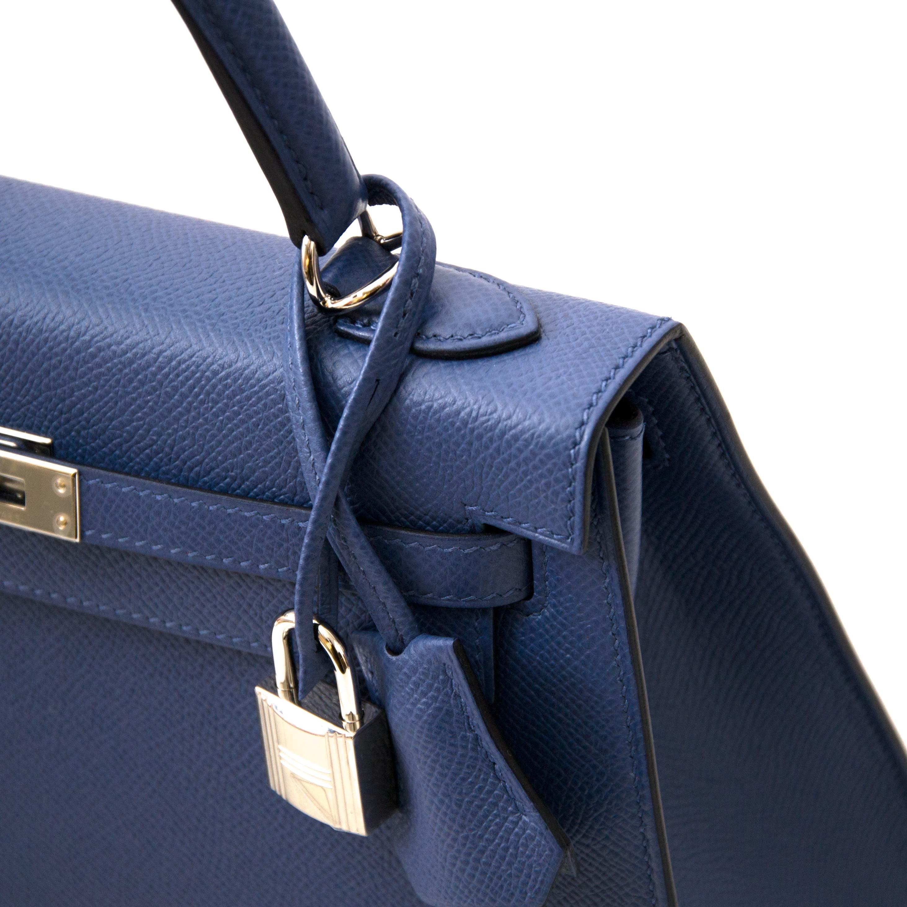 Brand new

Never Used Hermes Kelly  Epsom Sellier 25 Blue Brighton  PHW

This beautful and eyecatching Kelly bag designed by Hermès comes in epsom leather. 
 Epsom is an embossed leather which keeps it shape very well and is scratch resistant.

The
