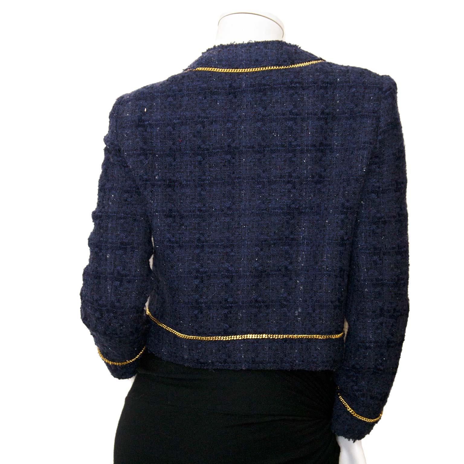 Excellent condition 
This stunning dark blue jacket by Moshino gives an elegent look to your everyday style. The tweed jacket features a gold-toned chain around the sleeves and trim and two pockets in the form of a little pouch. 