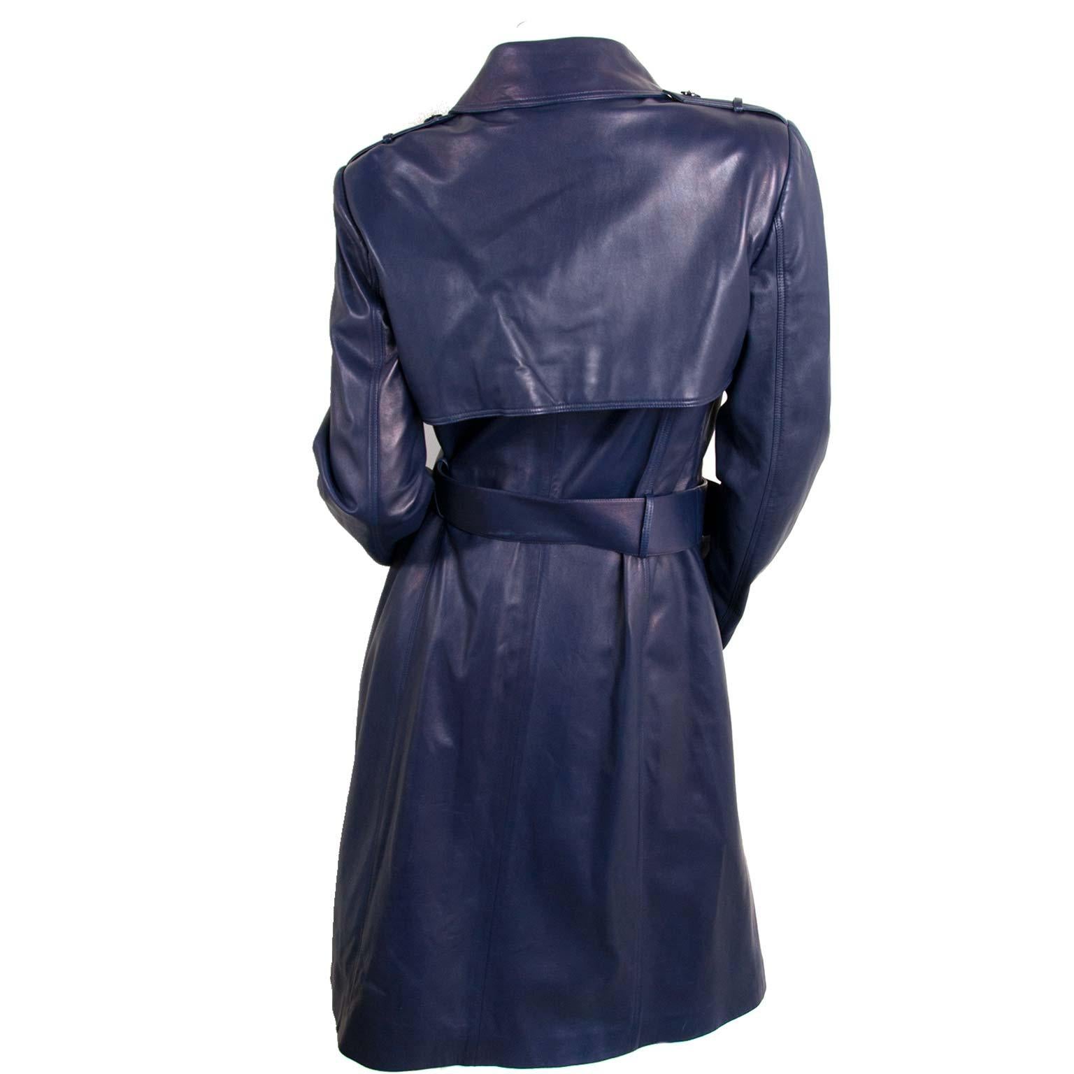 Excellent condition

Versace Dark Blue Leather Trench Coat - Size 46

Influencers all around the world are bringing the '90 back. Leather clothing with big, bright golden details are super trending right now.
This dark blue leather coat by Versace,