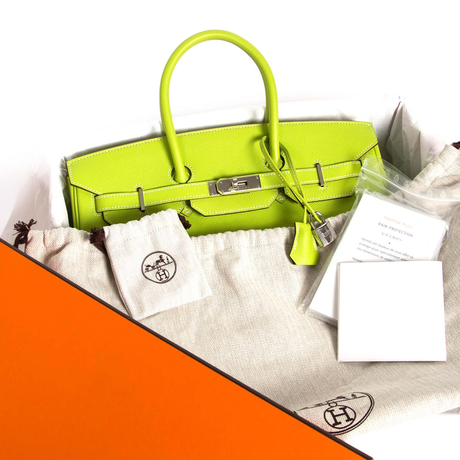 This Hermès Birkin 35 from the very exclusive and highly sought-after Candy Collection (2011) comes in a vibrant bright lime color, known to Hermès lovers all over the world as 'Kiwi'. The interior is crafted from an olive green Epsom leather,