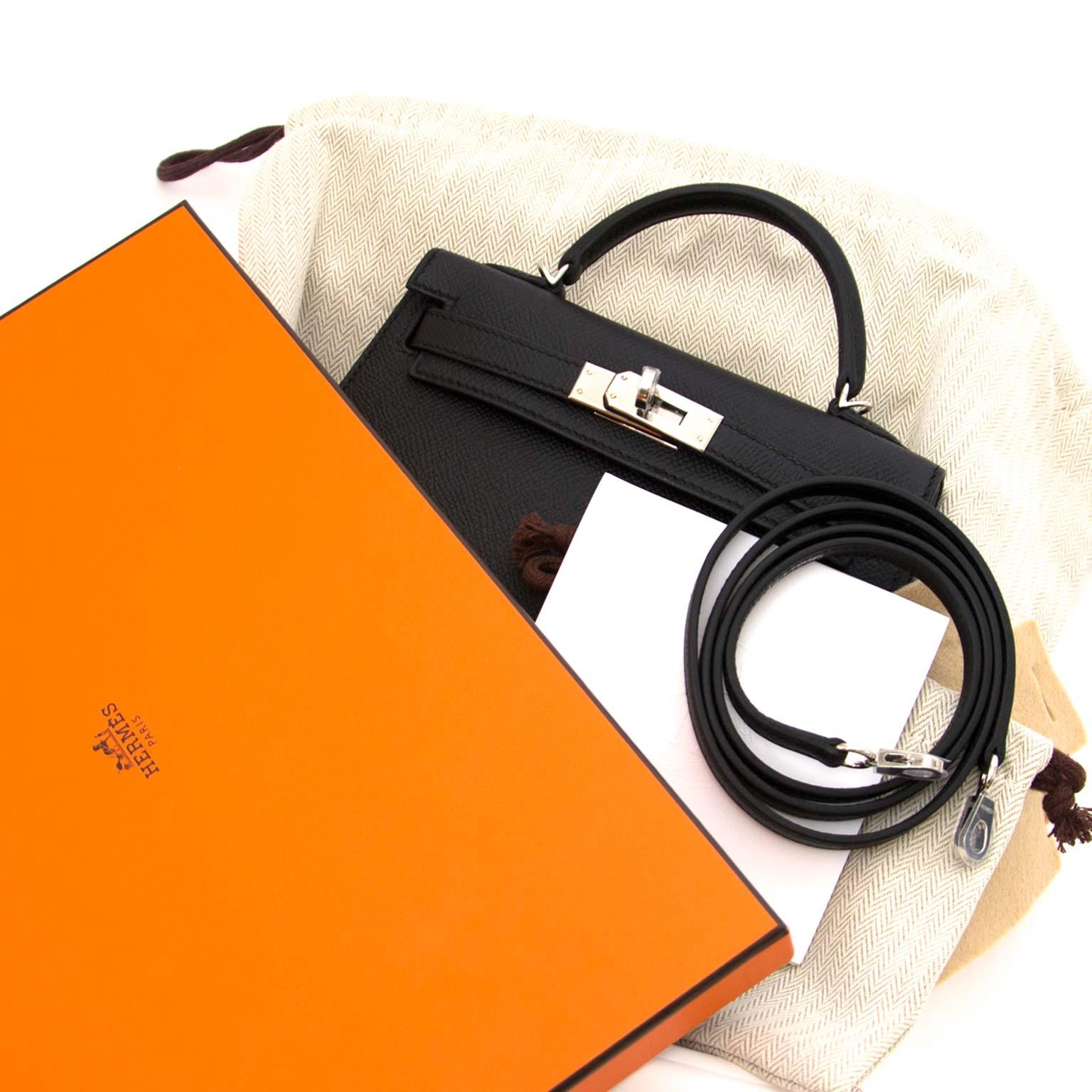 Hermès Kelly II Mini Veau Epsom Black PHW
Very rare VIP collector piece.
It's no surprise that Hermès knows how to make a must-have bag.
From the Birkin to the Kelly, each one has been spotted on the arms of the world's elite.

Everybody loves the